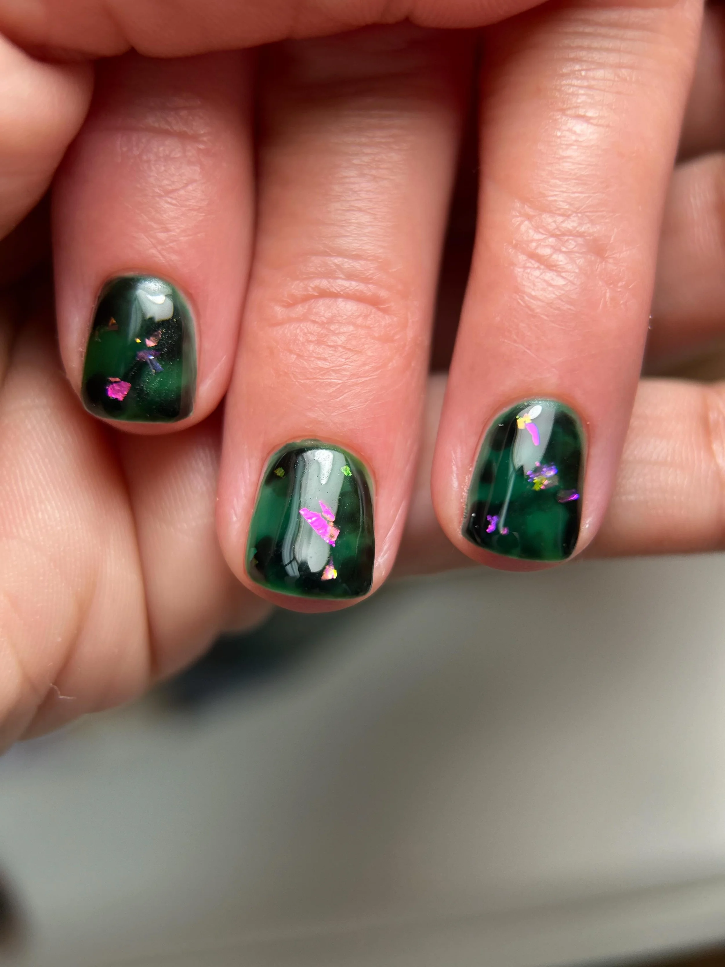 Not all torties need to be brown. Some can be weird and green, begging the pink flakes to save them from 3 - 4 weeks of being a bane to their wearer&rsquo;s existence. Whatever, I&rsquo;m still going to keep doing colored torties. 

#longbeachnails #
