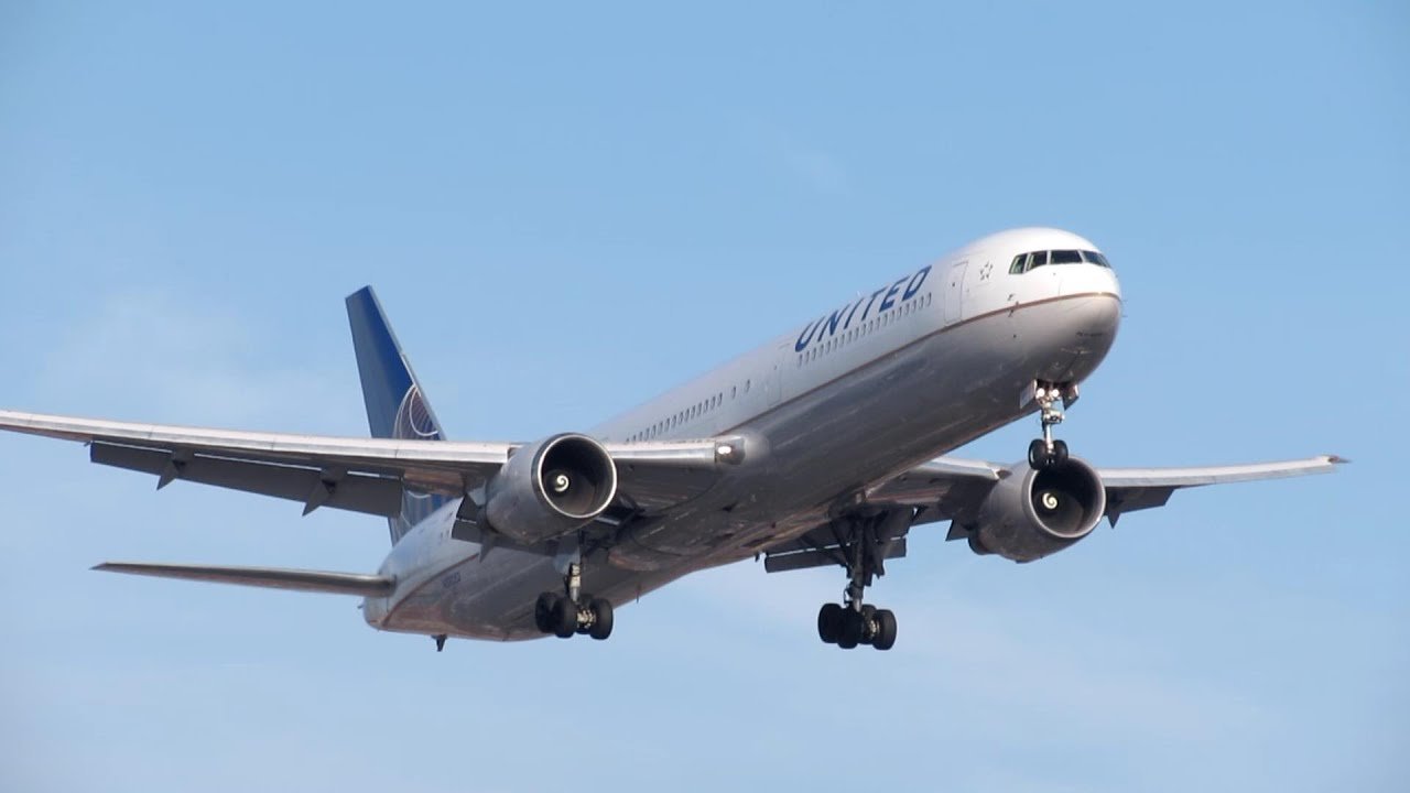 767 Clips the Turnpike at Newark