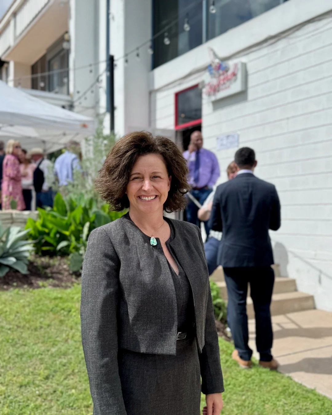 Get in touch with us! Whether you want Kirsta to speak at an event, to sign the petition to get her on the ballot in November, volunteer with us or just sign up for campaign news, we'd love to hear from you!!!
https://www.kirstamelton.com/get-involve