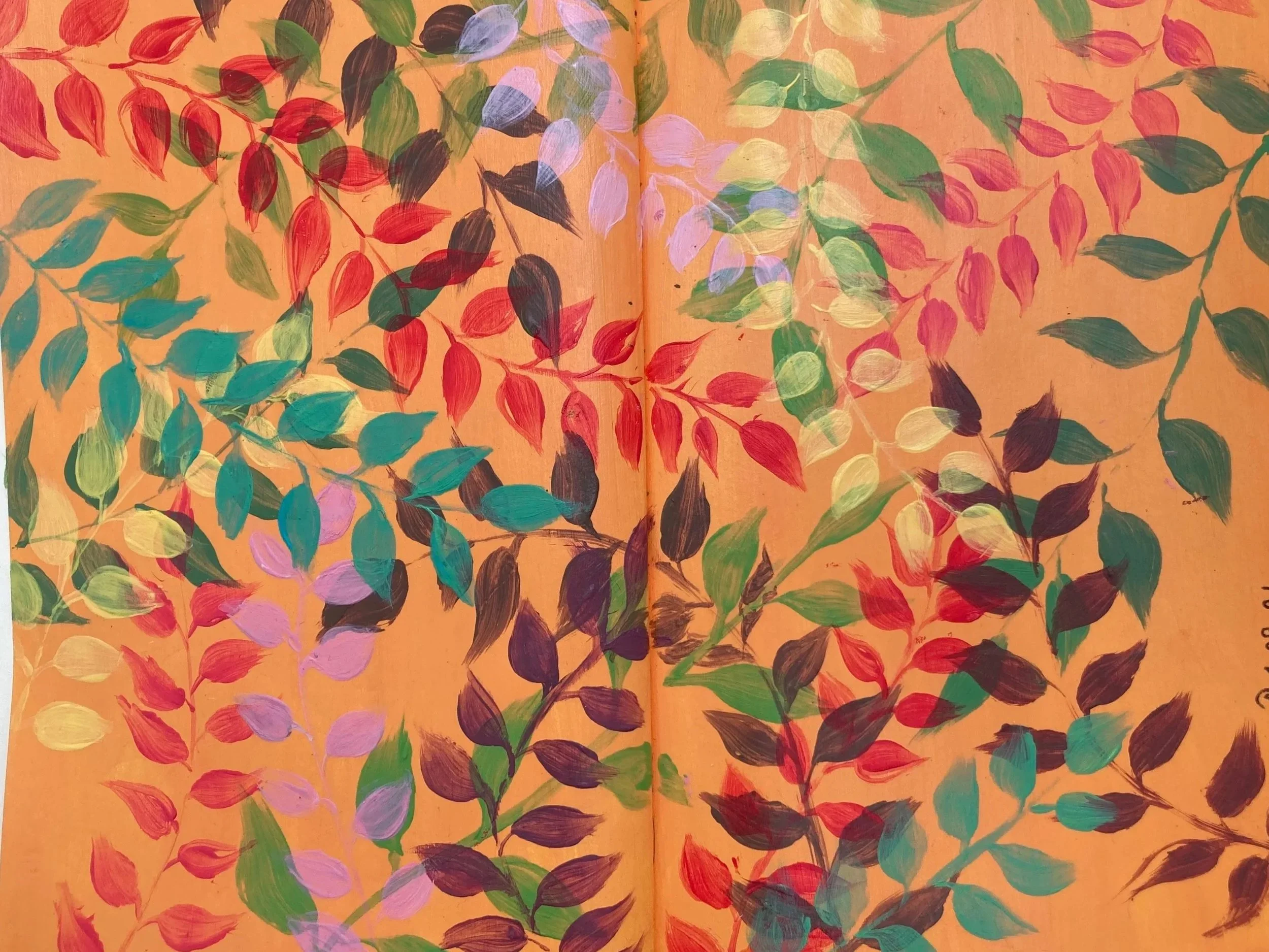 Peinture colorée représentant des branches avec des feuilles de différentes couleurs sur un fond orange.