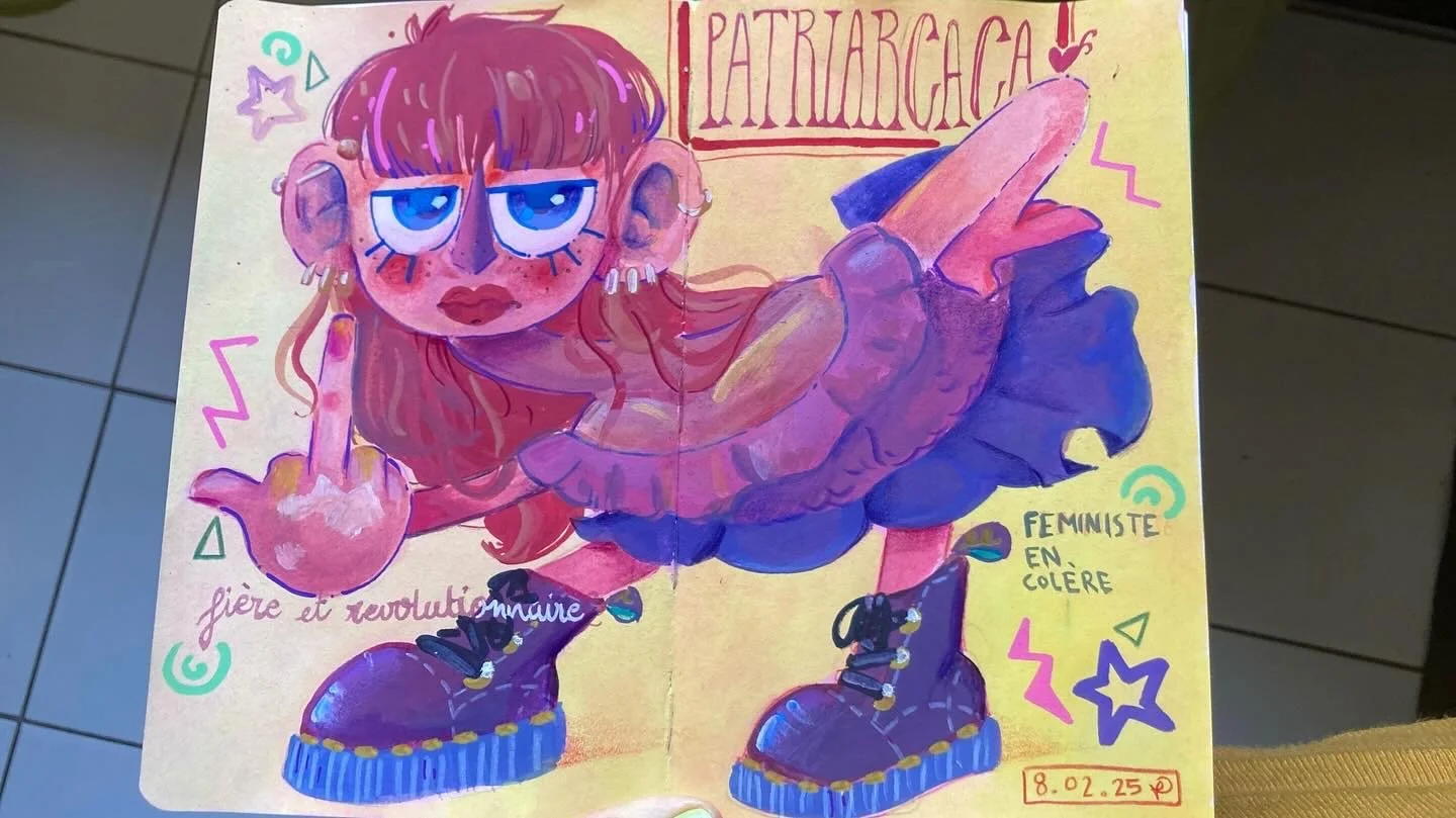 illustration de style caricature d'une femme en colère portant une jupe bleue, chaussures noires avec des lacets, faisant un geste offensant avec son majeur levé, avec le mot "pattiabacca" écrit en rouge au-dessus de sa tête. La femme porte des boucles d'oreilles, a des cheveux longs et bruns, et a une expression faciale agressive. Texte en français écrit en bas "fière et révolutionnaire" et "feministe en colère".