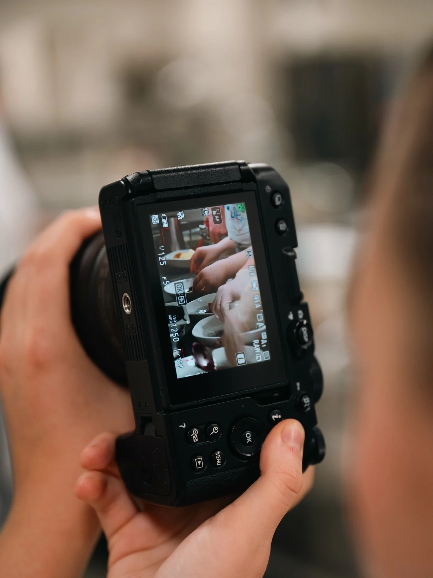 Bestes Duo am Set.

BTS mit meiner besten zweiten H&auml;lfte 🎬
Heute durften Leonie und ich einen ganz besonderen Tag festhalten: vom winterlichen Gourmettreff &uuml;ber die feinen Details der liebevoll angerichteten Speisen bis hin zu den strahlen