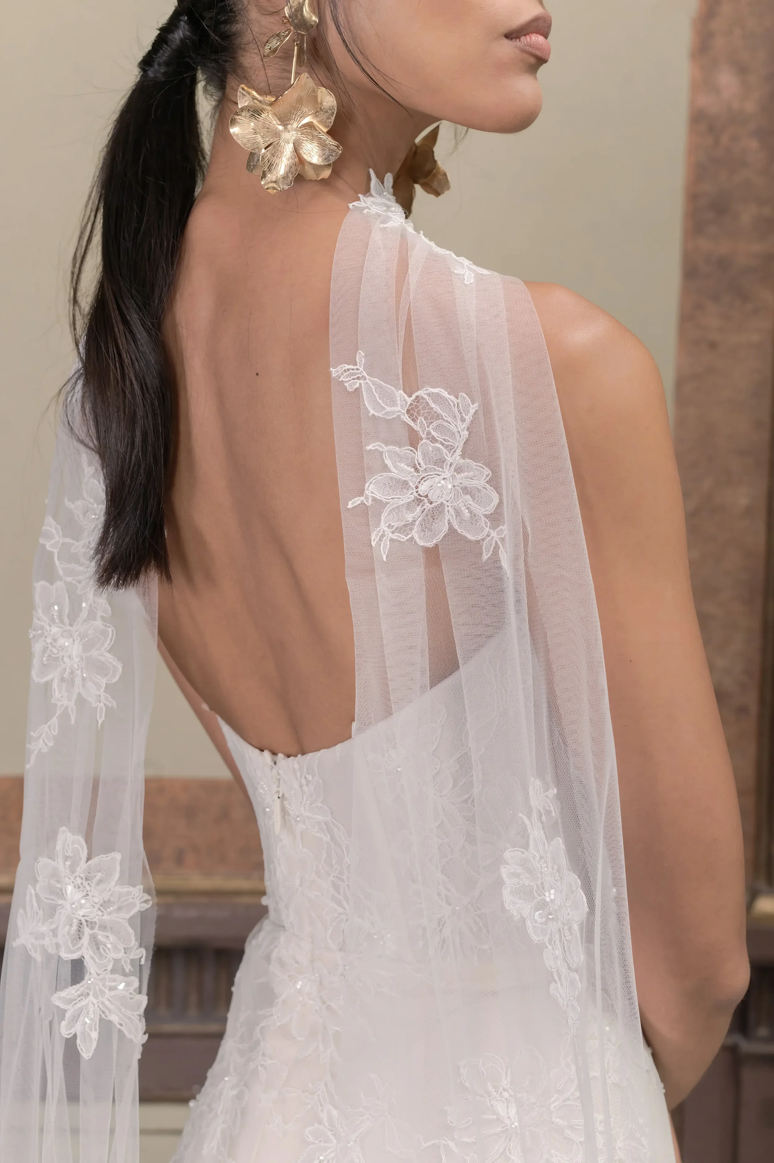 Guardiola-Heritage-Valentina-bridal-choker-tule-stole-scarf-v1.webp