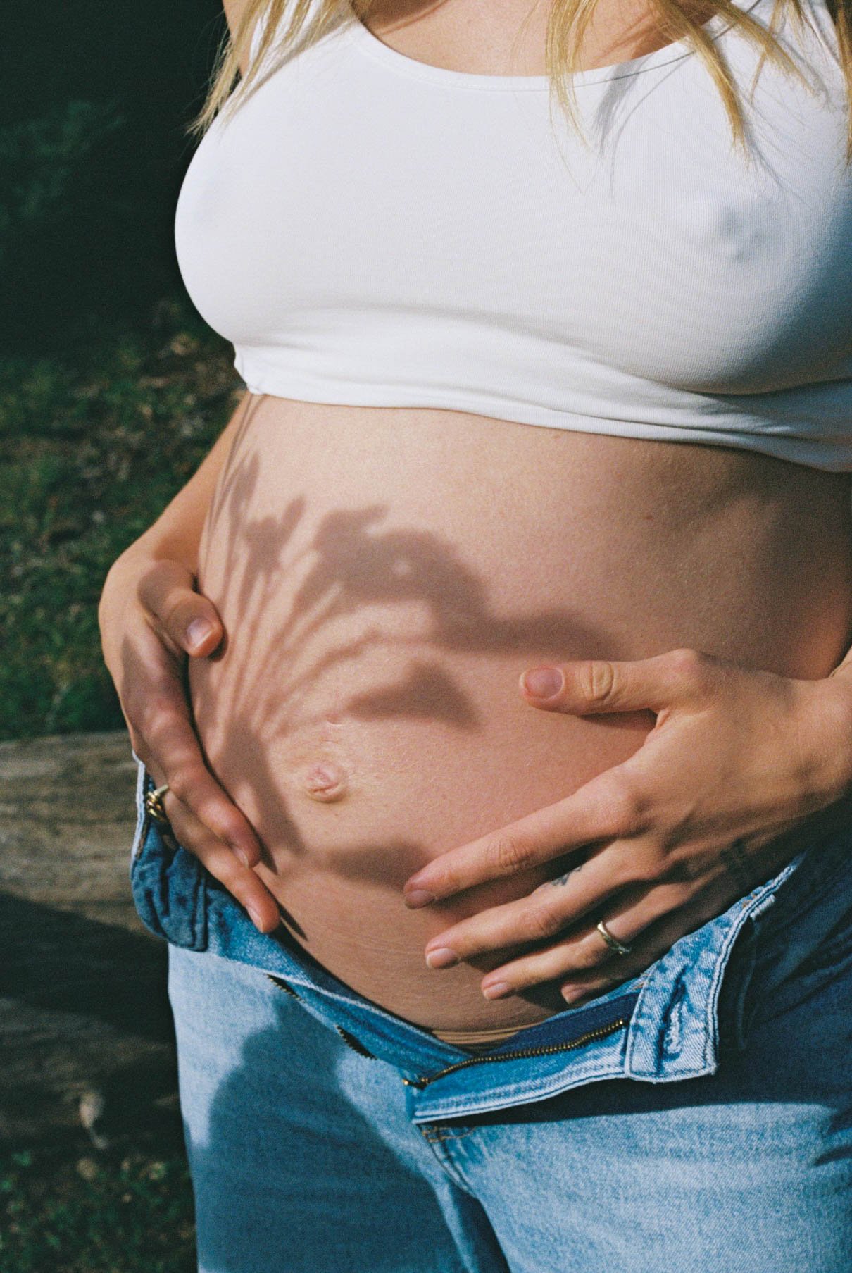 Pregnant photography in Bend, Oregon on 35mm film in the mountains. 