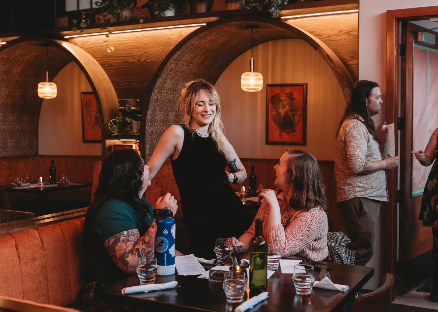 Moments like these!

There's something so magical about the moments with all the fabulous patrons and performers during the show❤️ the friends, the lovers, and new faces you get to meet! So many smiles, laughs, and memories are had @lunaryeg !!