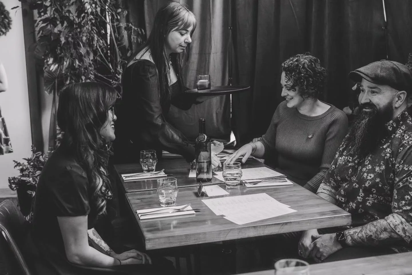 Moments like these!

There's something so magical about the moments with all the fabulous patrons and performers during the show❤️ the friends, the lovers, and new faces you get to meet! So many smiles, laughs, and memories are had @lunaryeg !!