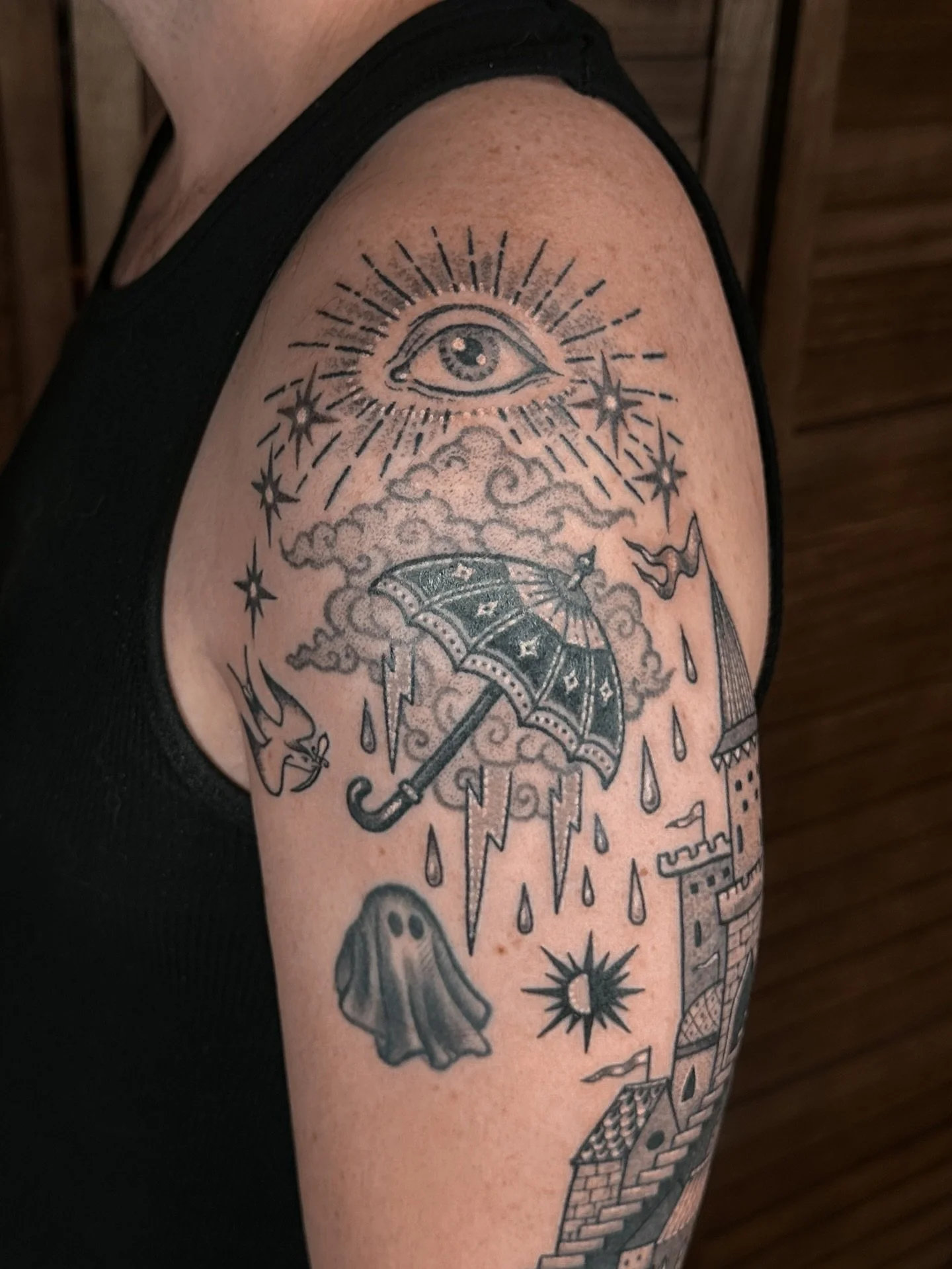 ➡️ Most people think they can&rsquo;t sit longer than 2 hours for a tattoo&hellip; but the truth is, hand poke changes everything.

I just started a mystical medieval patchwork sleeve with my client Evan. At our first consultation, we hesitated to co