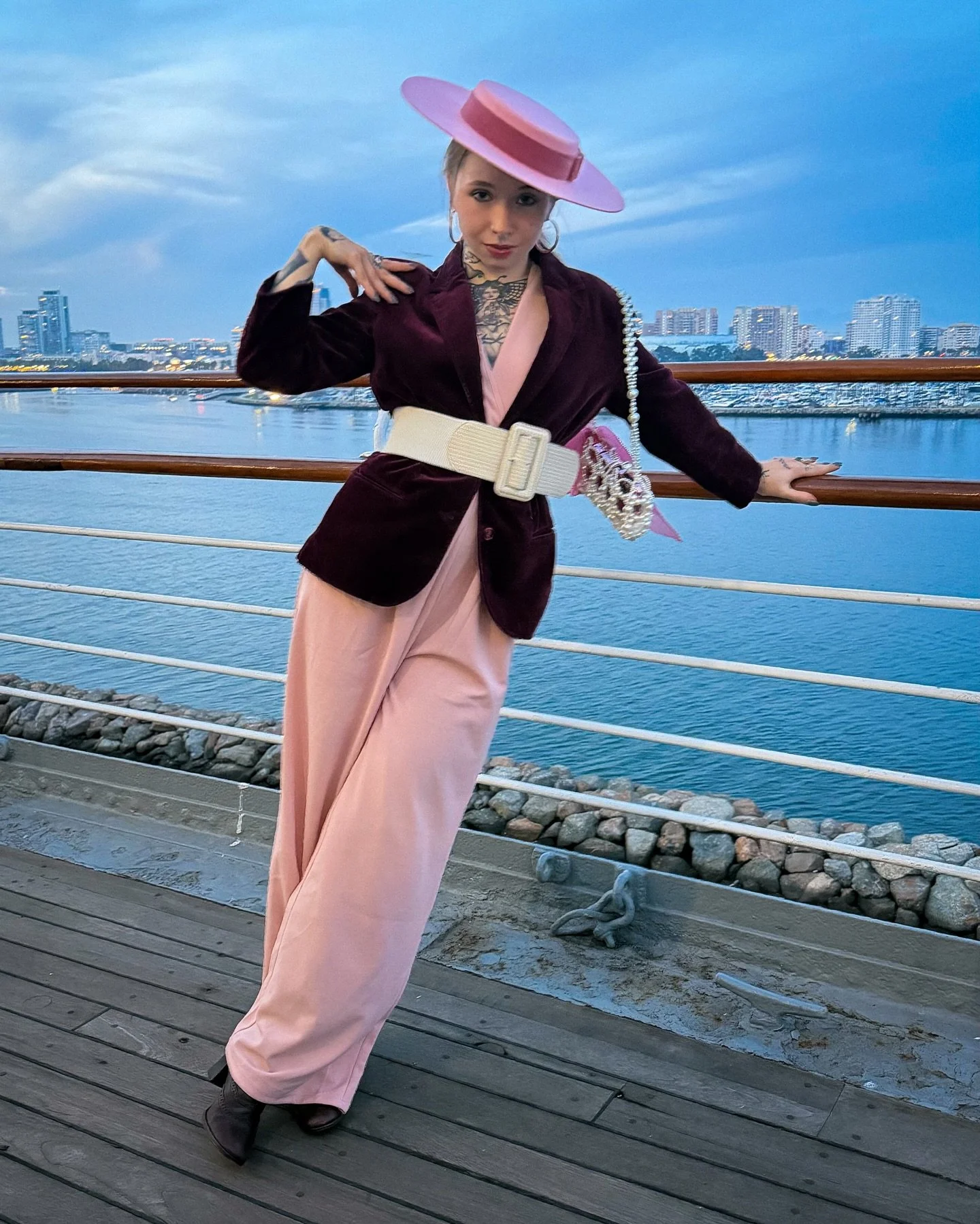 Should I wear more hats?..👒 

A little romance, a little drama, and a whole lot of pink ✨💖
But honestly&hellip; the real star tonight was the Queen Mary.

✨ Why I keep coming back:
I swear every time I wander this ship alone, I find something new &