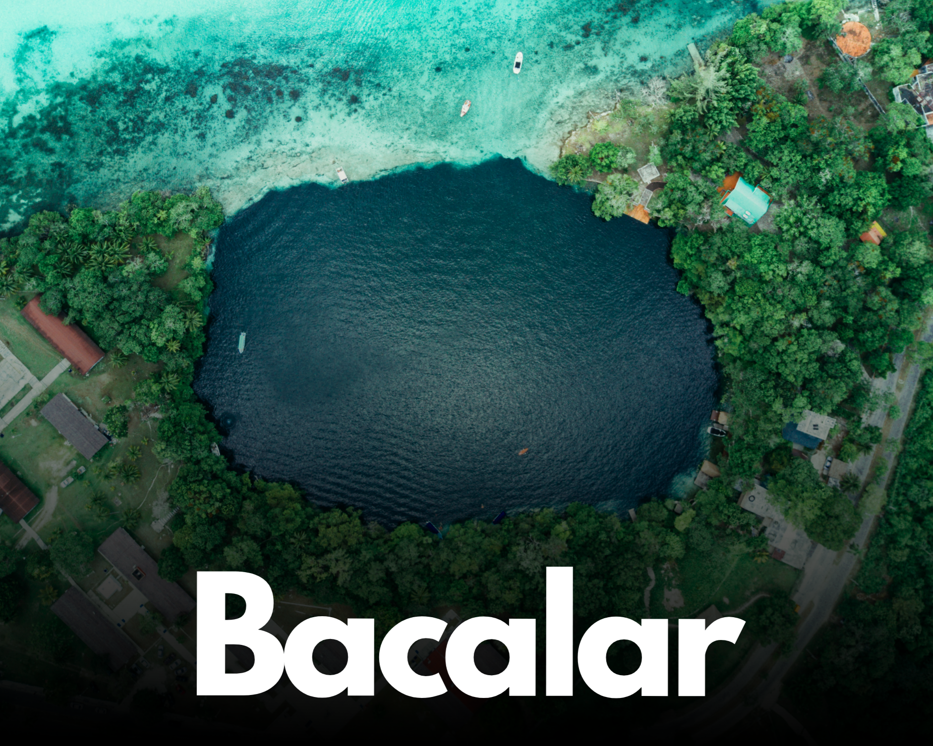 Bacalar es considerado parte de la ruta caribeña gracias a su laguna de tonos turquesa. Es un destino ideal para quienes buscan paz, cabañas sobre el agua y experiencias únicas en kayak o velero.