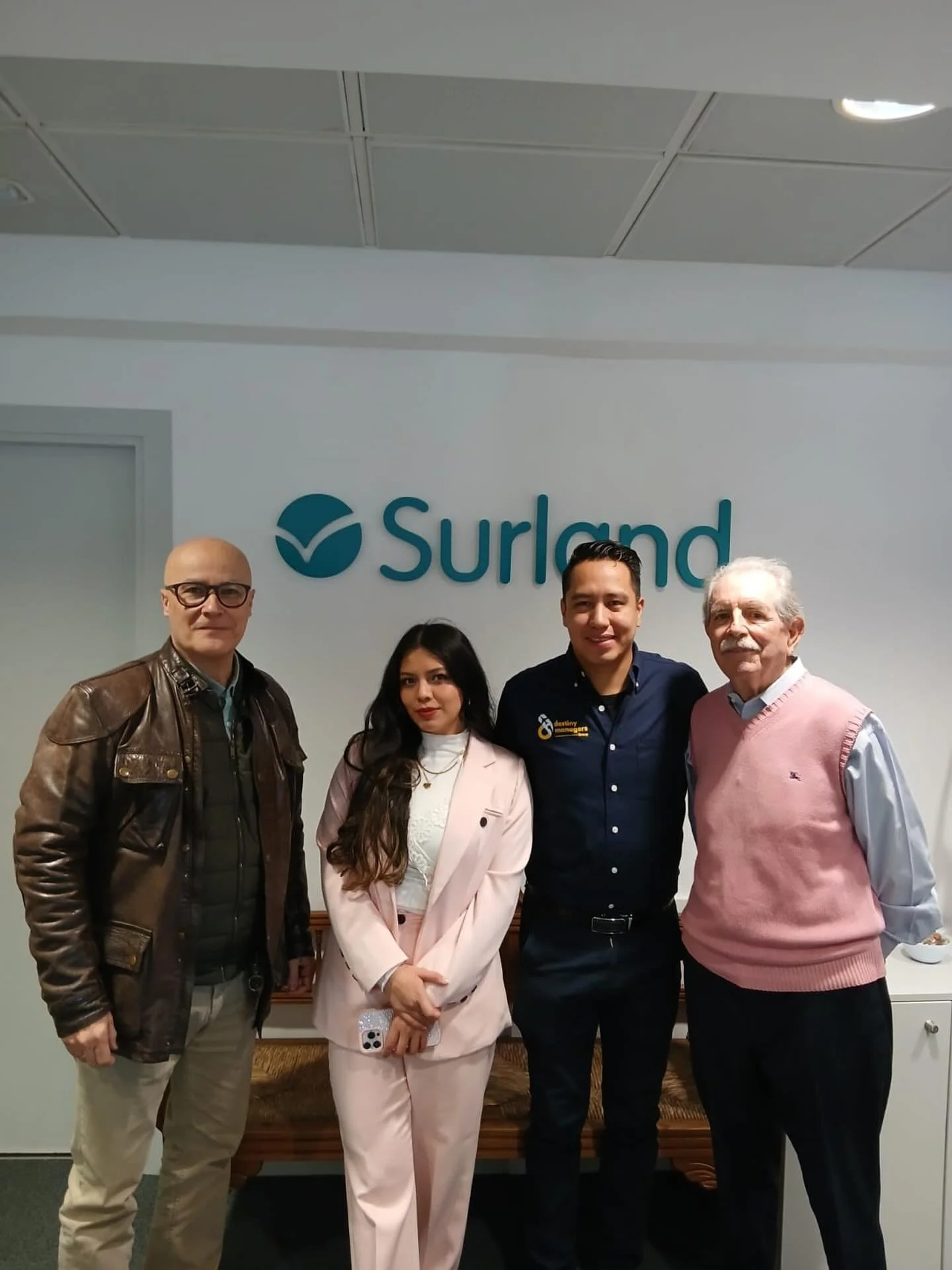 Buenos d&iacute;as agentes. 
Les enviamos un saludo desde Espa&ntilde;a. 
En la semana de Fitur en Madrid, visitamos las oficinas de Surland, un aliado muy importante para nosotros en Mexico, acordamos nuevas estrategias para agencias de viajes y ref