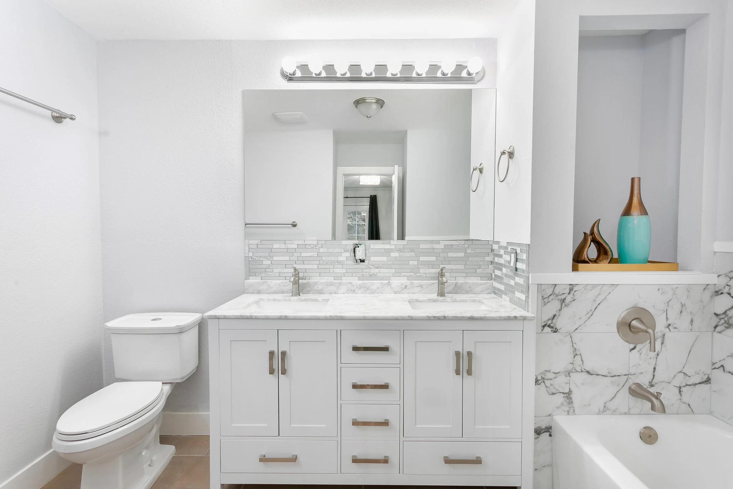 This 5 piece primary bathroom is what dreams are made of!