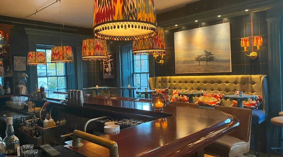 Family friendly pick featuring classic tavern eats, amazing sushi and craft beers. Enjoy a classic tavern experience downstairs, a brighter atmosphere upstairs, or relax on the patio outside.