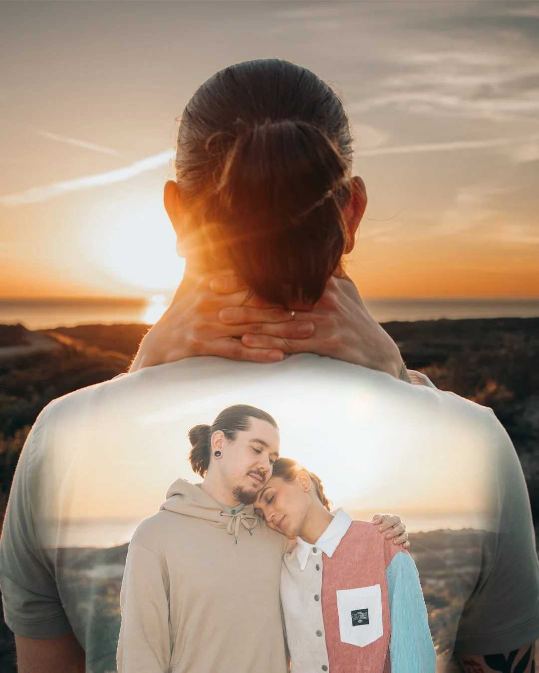 Een vrouw die op een strand naar een ondergaande zon kijkt, met een foto van een stel dat knuffelt op haar shirt gedrukt.