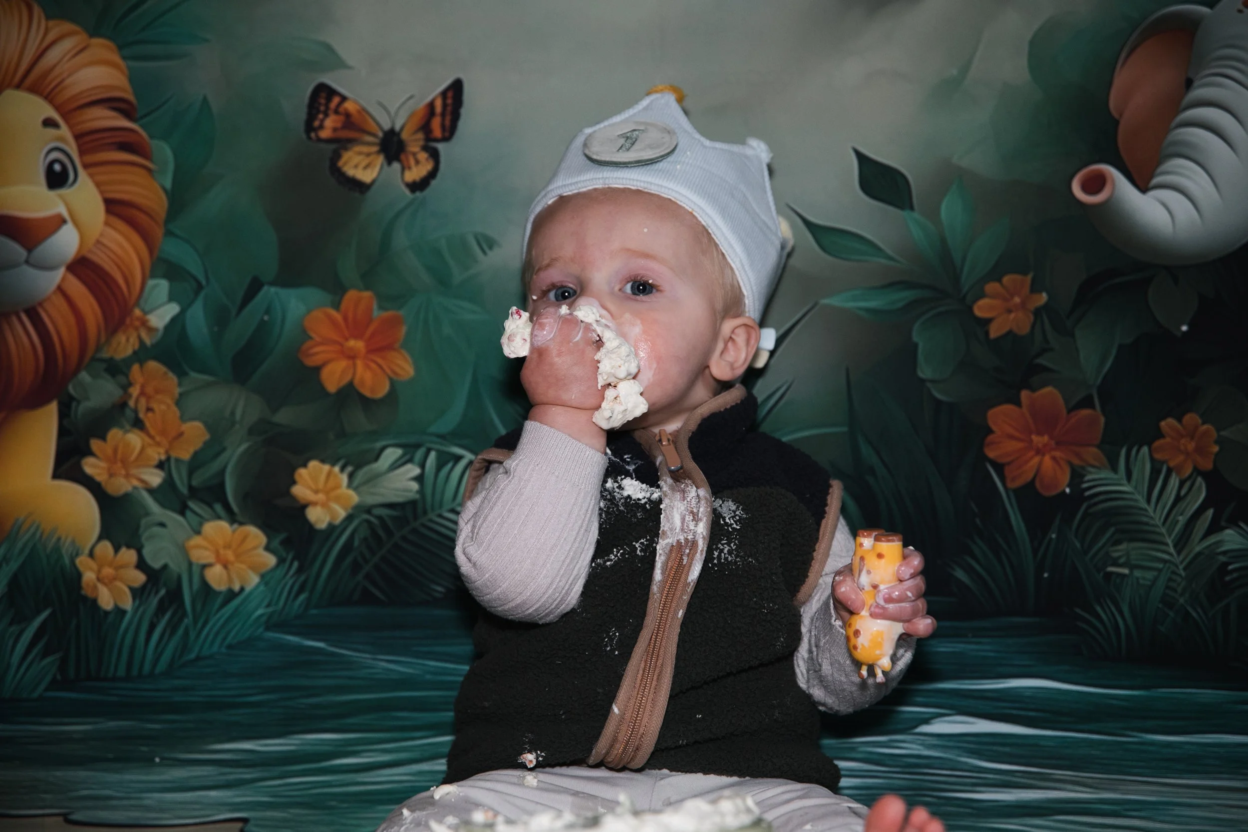 kindje met kroontje op viert zijn eerste verjaardag met veel taart en een cakesmash fotoshoot