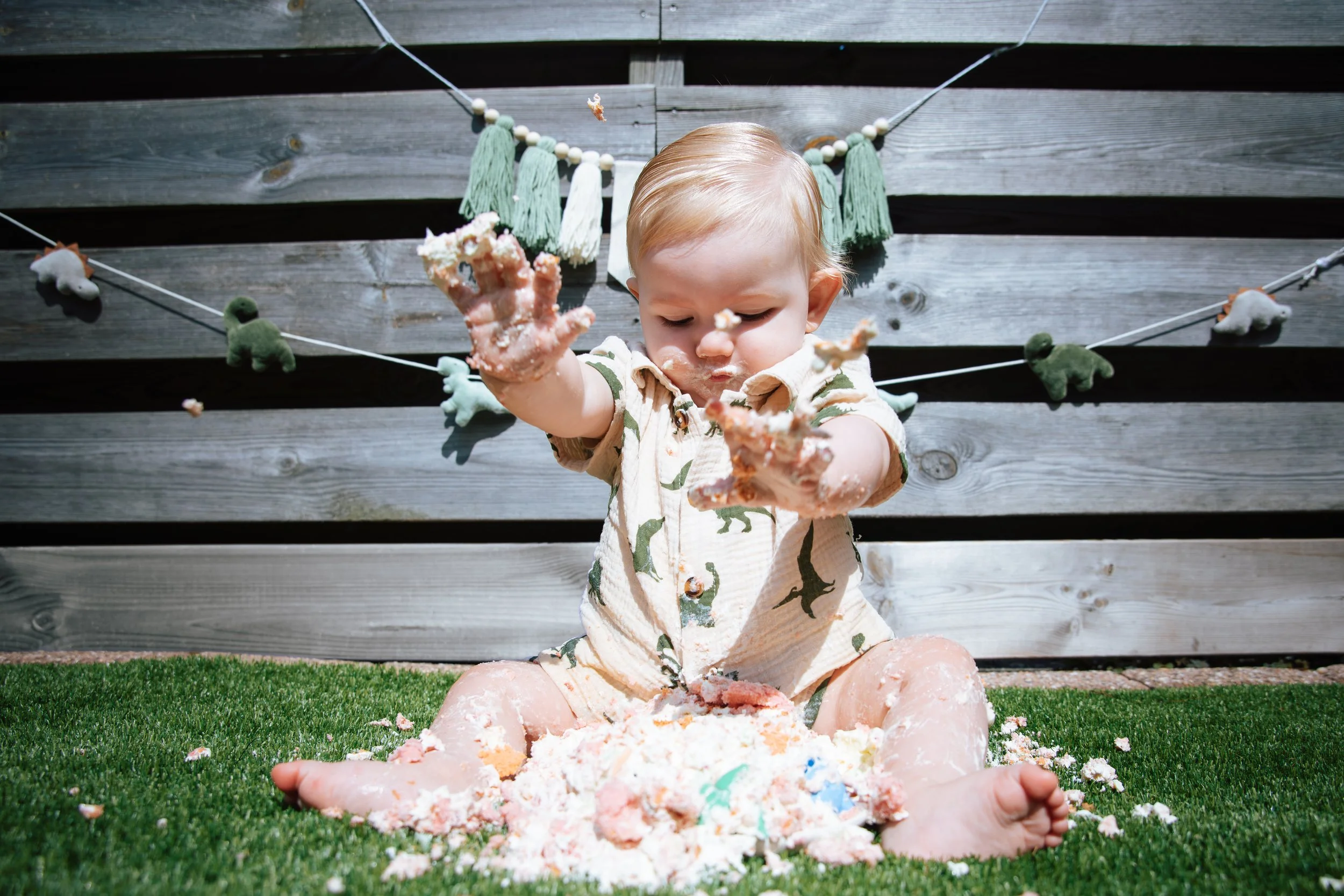 baby slaat lekker in de taart tijdens de cakesmashshoot met steefclicks