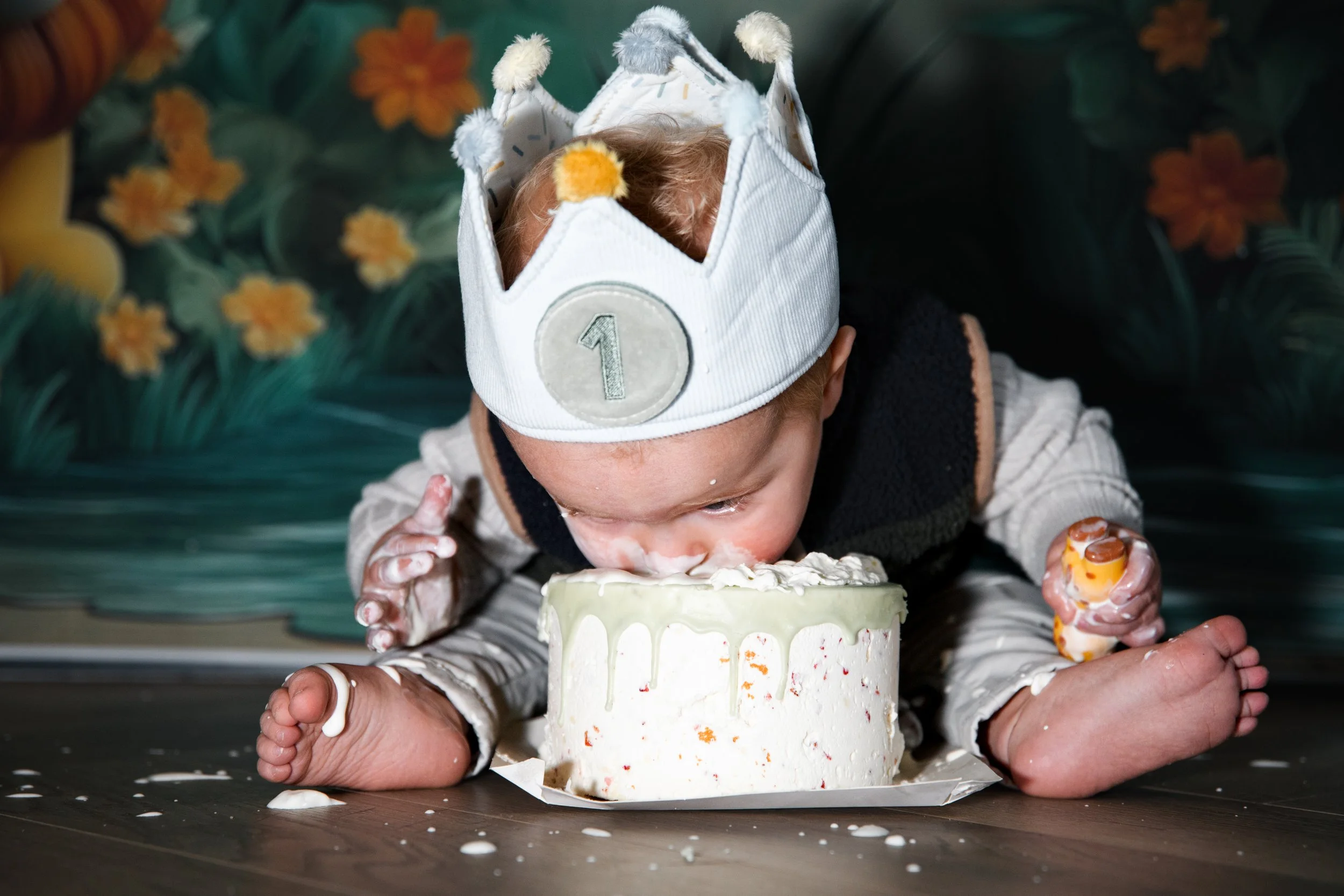 kindje met kroontje op viert zijn eerste verjaardag met veel taart en een cakesmash fotoshoot
