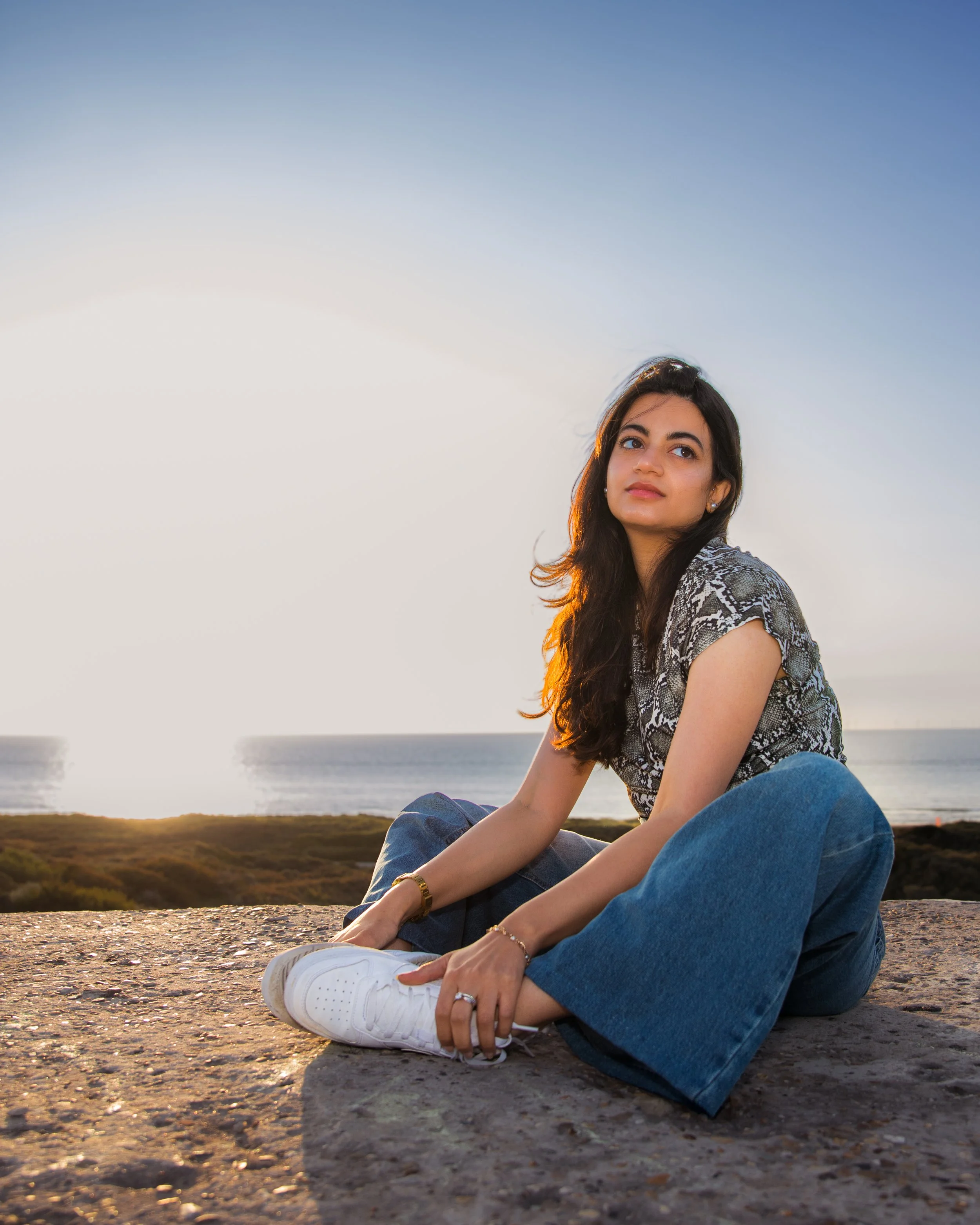portret-van-jonge-vrouw-op-strand-bij-golden-hour.jpg