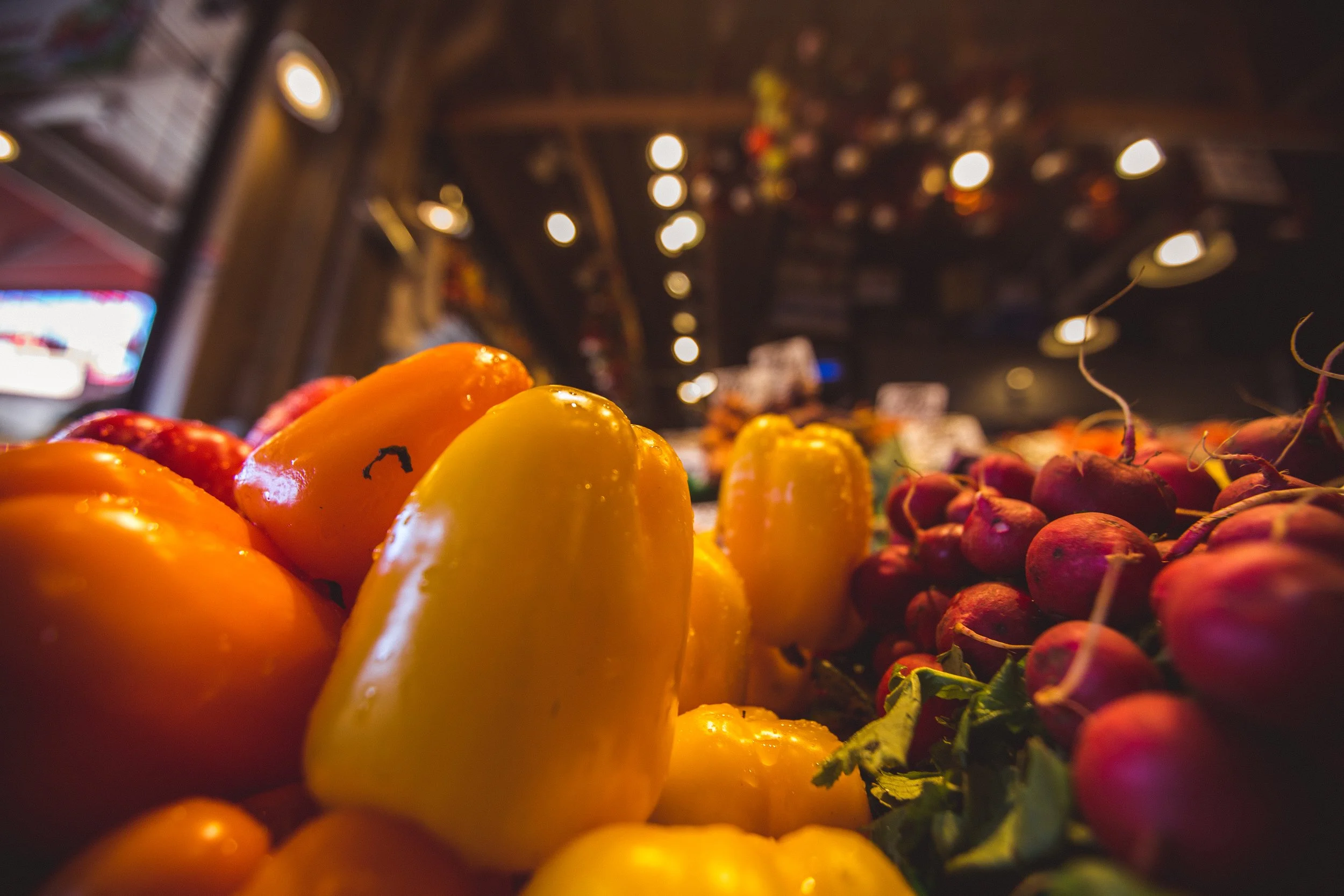 Paprika's en radijsjes in een groentewinkel