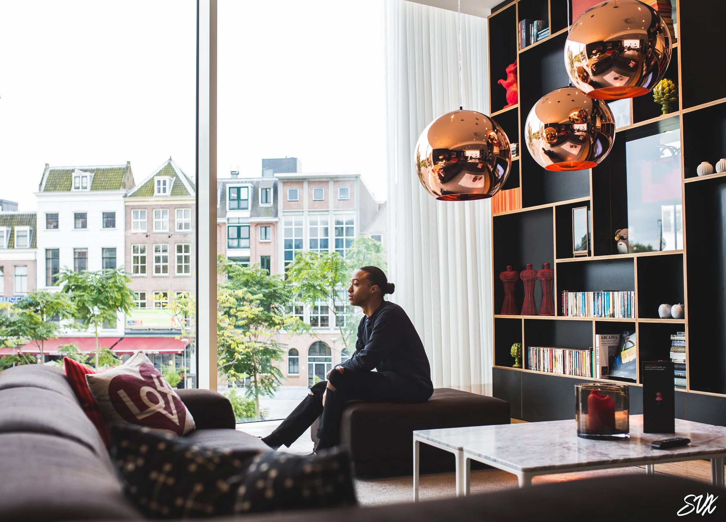 Kevin Paradox in een moderne huiskamer tijdens deze shoot