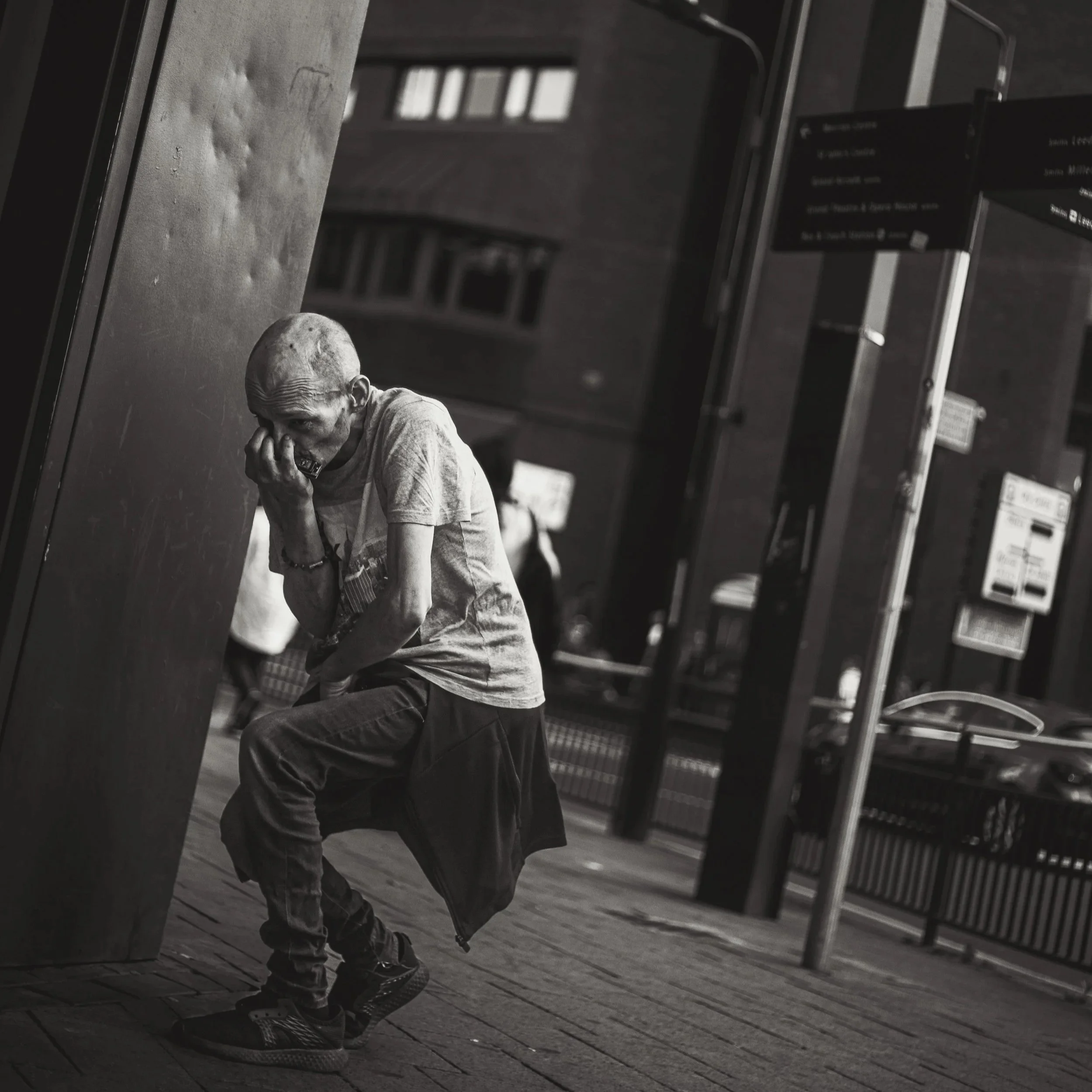 portretfoto-van-zwerfende-man-over-straat.jpg