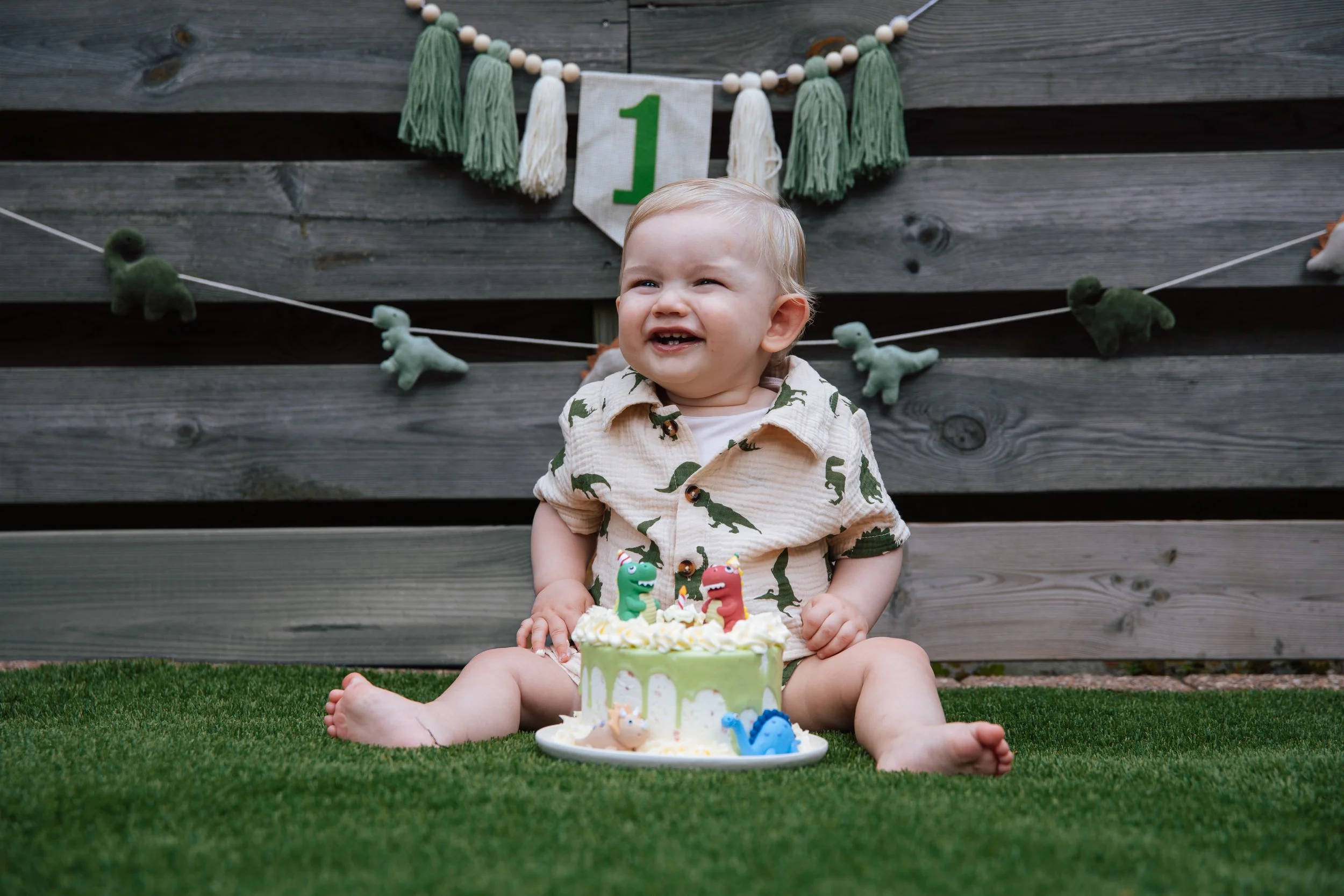 vrolijke baby tijdens een cakesmash shoot