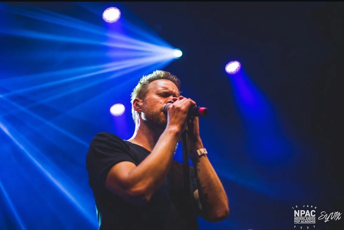 Diggy Dex tijdens het jubileumoptreden van de Nederlandse Pop Academie