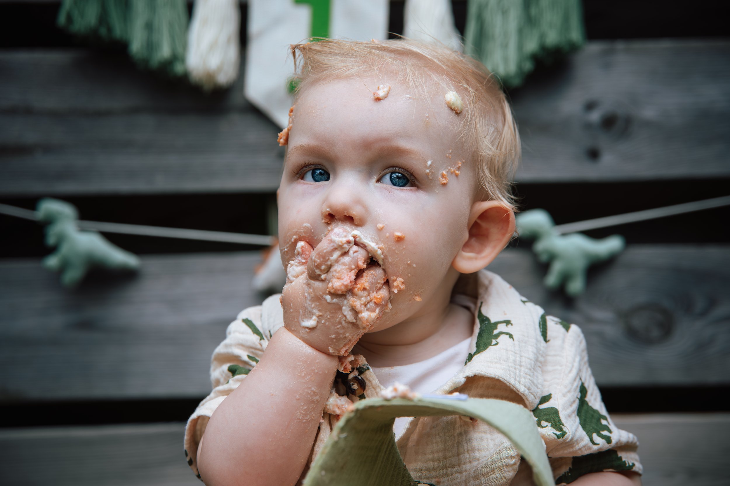 baby geniet van taartje tijdens een cake smash shoot met steefclicks