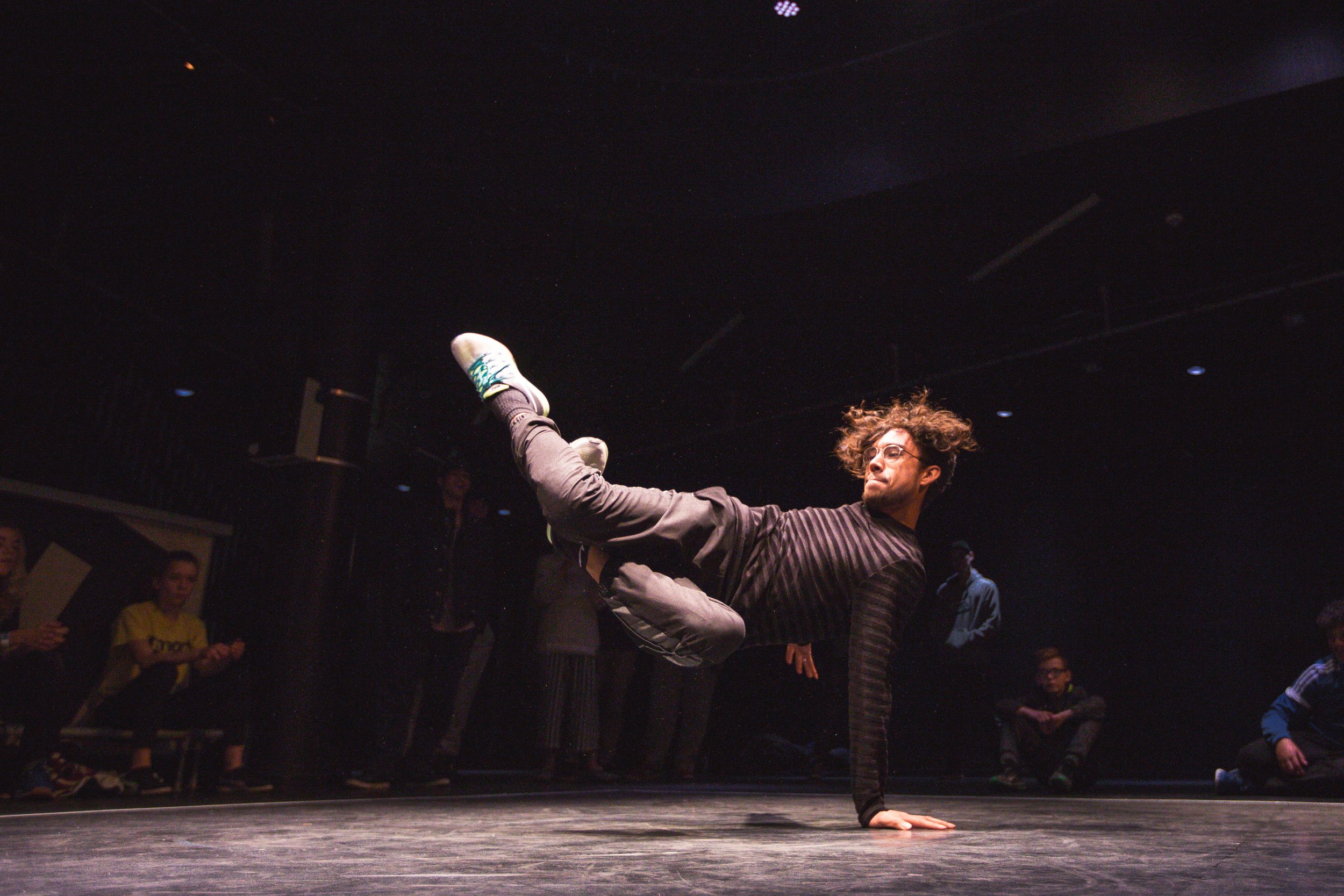 Roy van de Ruggeds doet een van zijn signature moves