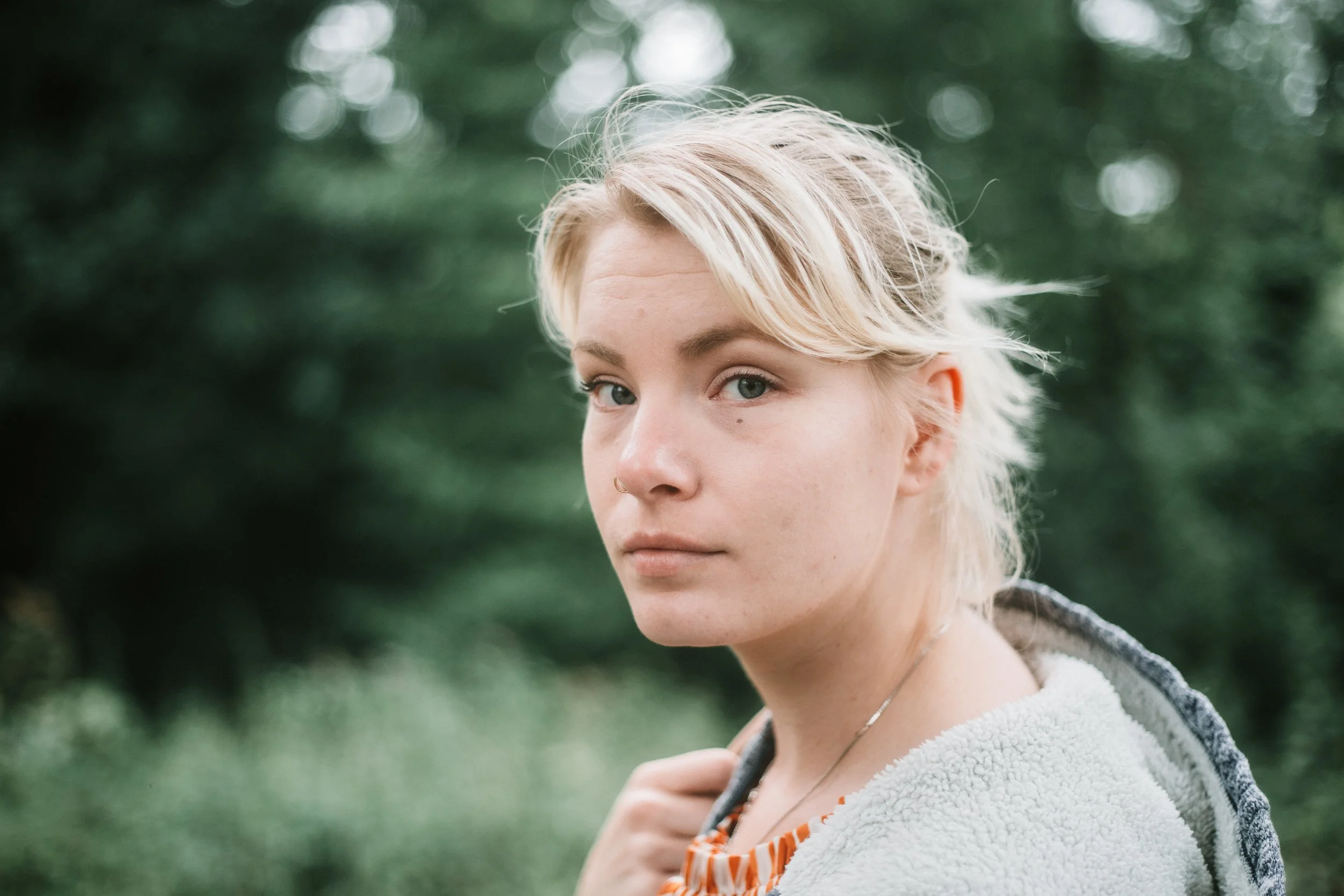Jonge dame tijdens een fotoshoot in het bos