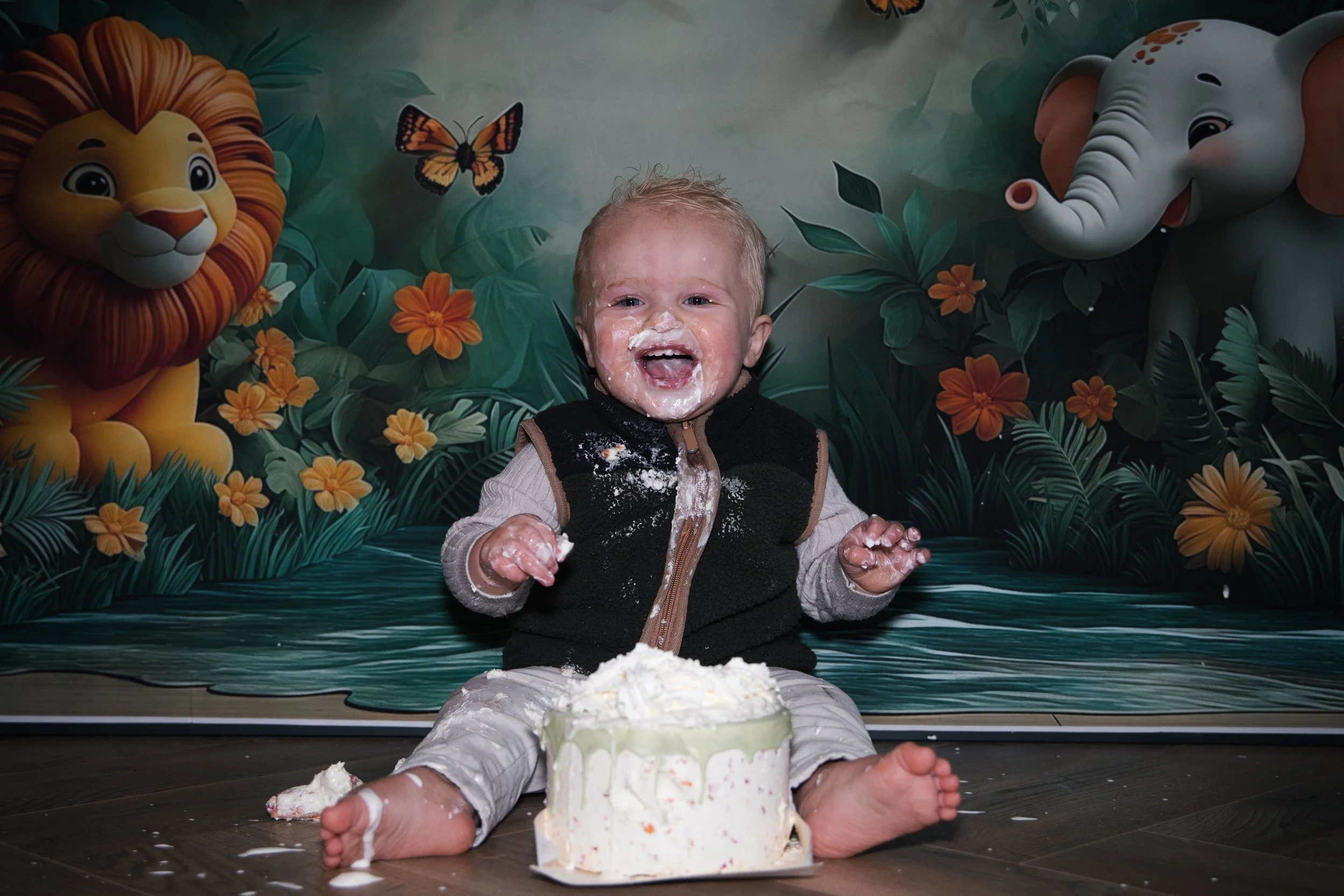 kindje viert zijn eerste verjaardag met veel taart en een cakesmash fotoshoot