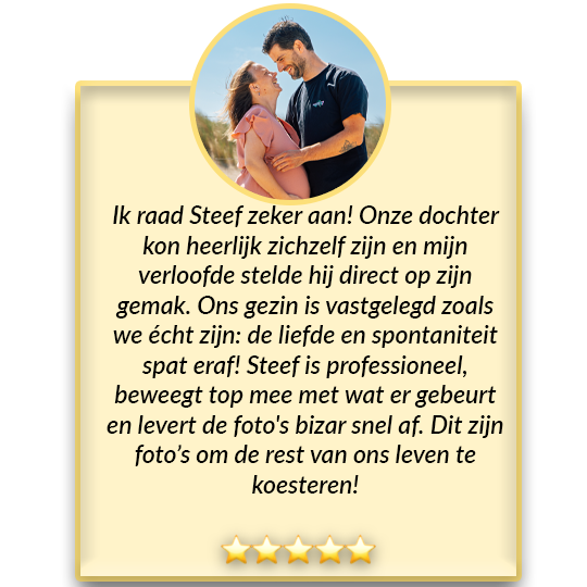 Spontane zwangerschapsshoot met het gezin, liefdevol en natuurlijk vastgelegd door een professionele fotograaf.