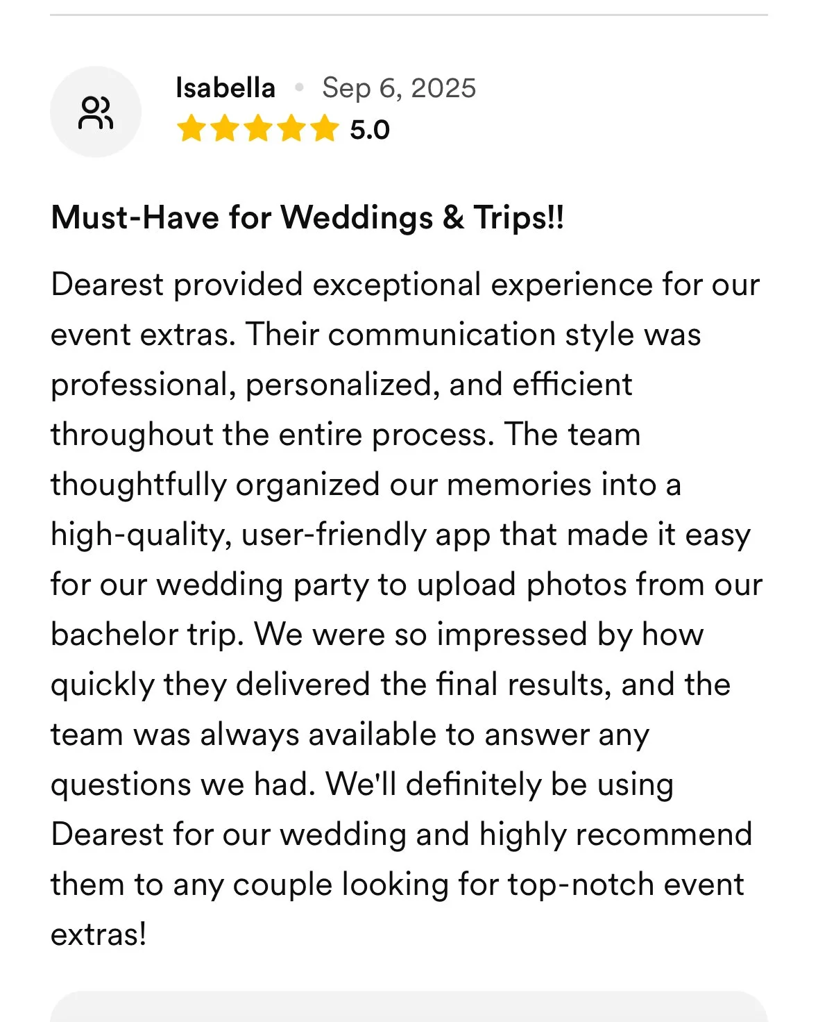 A customer review for a wedding photography service, praising the professional and efficient communication, the user-friendly app, and recommending the service for weddings and trips.
