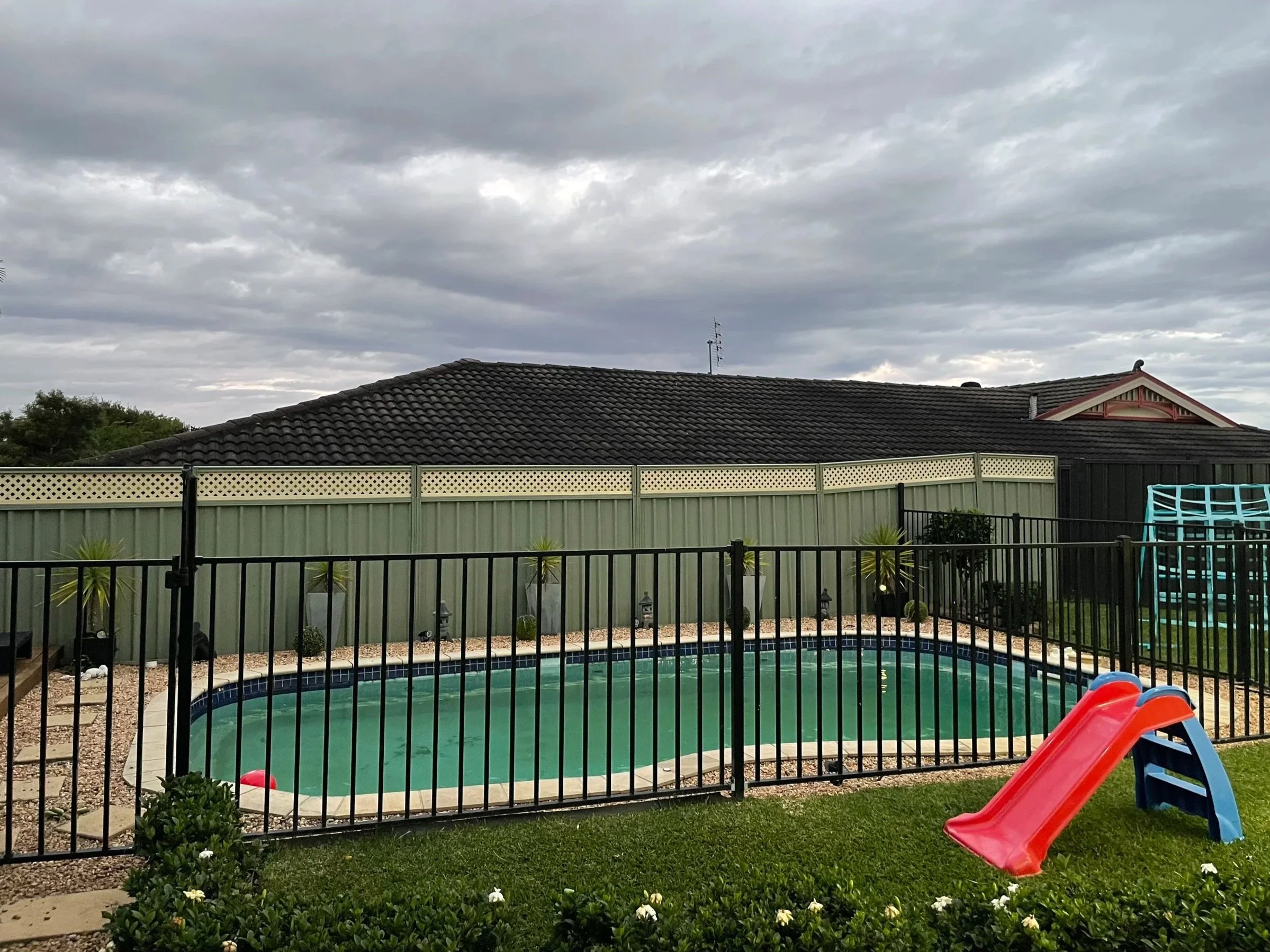 aluminium-flat-top-pool-fence.jpg