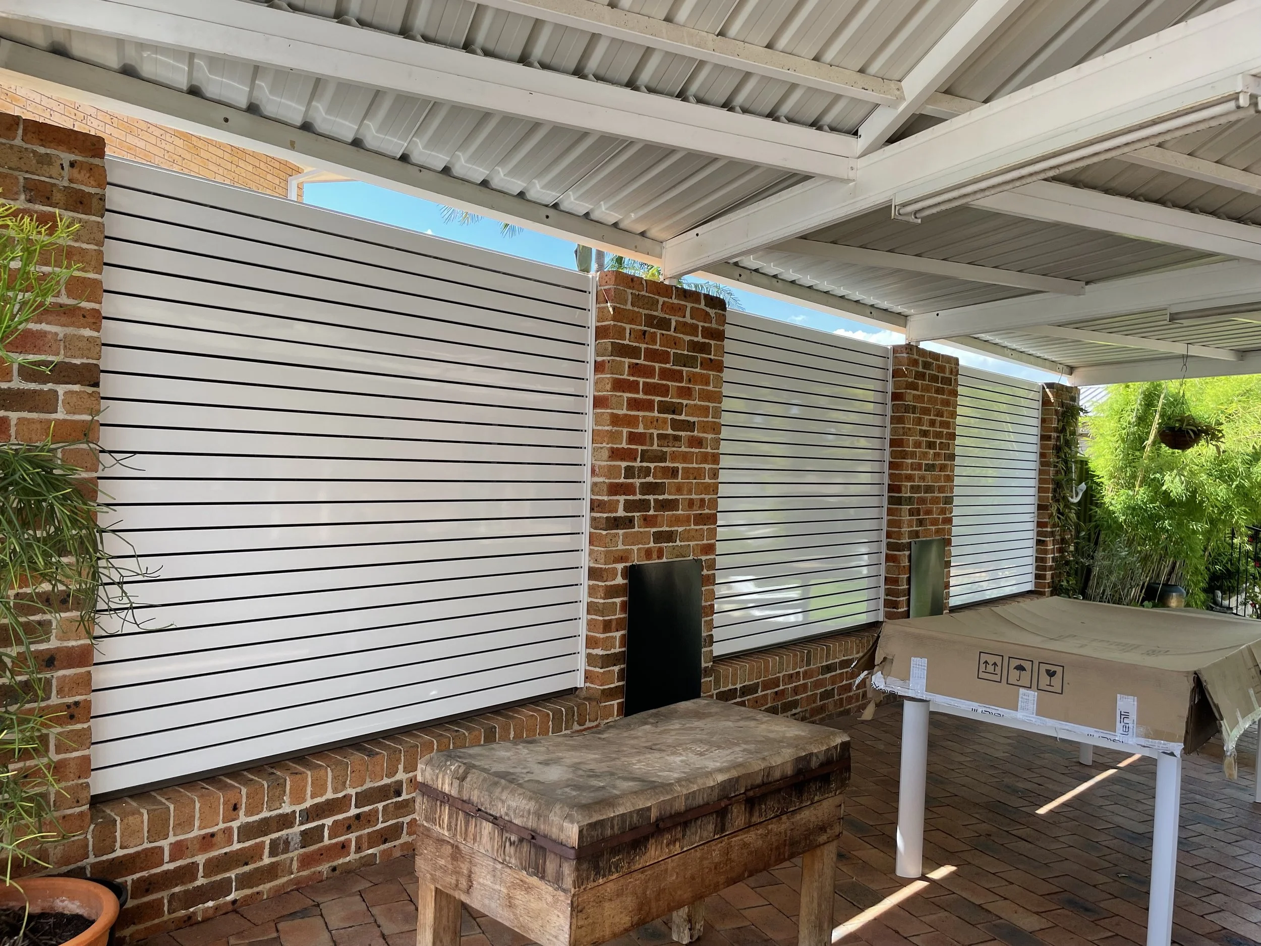 whte-aluminium-slatted-privacy-screen.jpeg