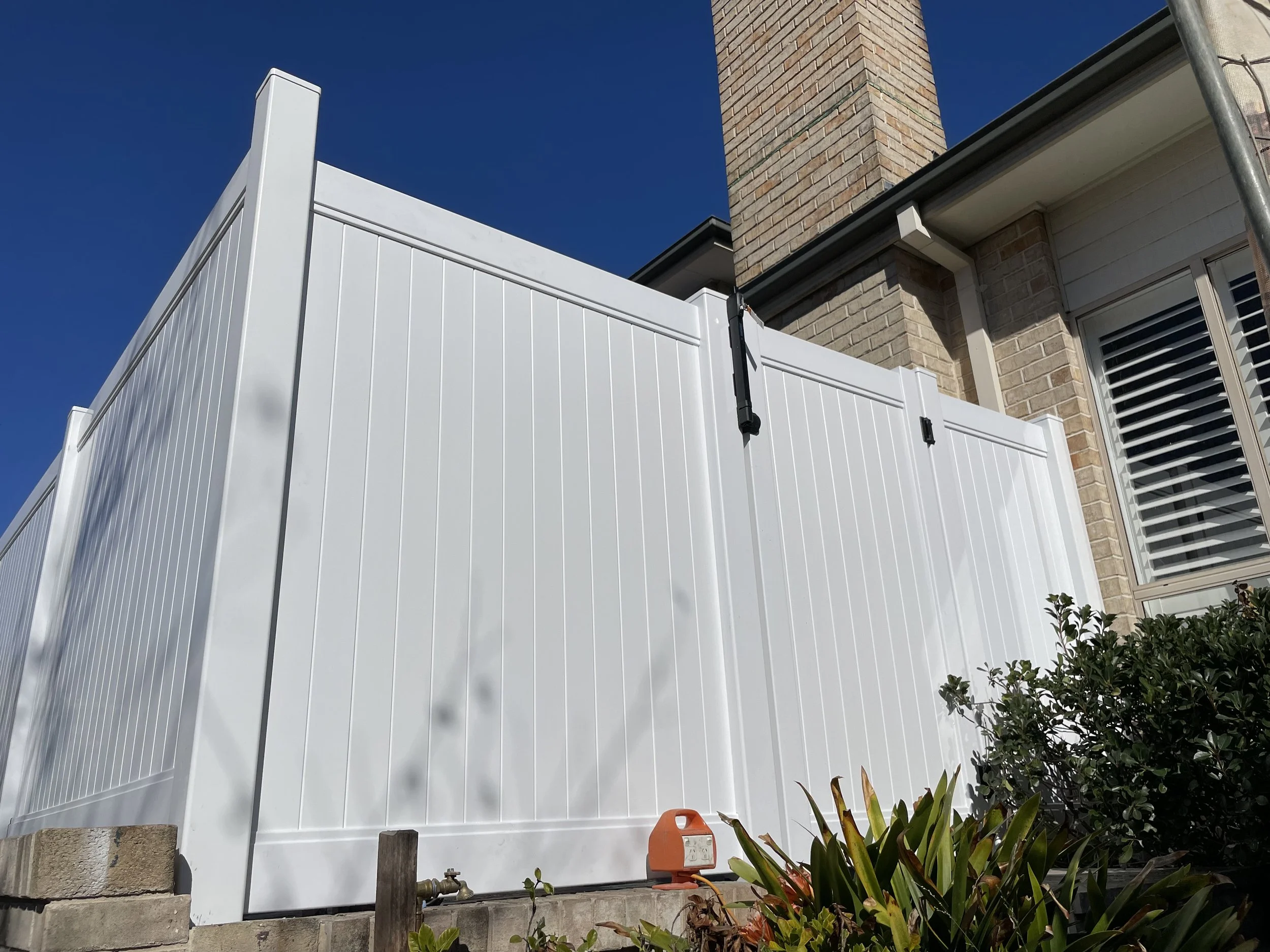 white-hampton-pvc-fence.jpeg