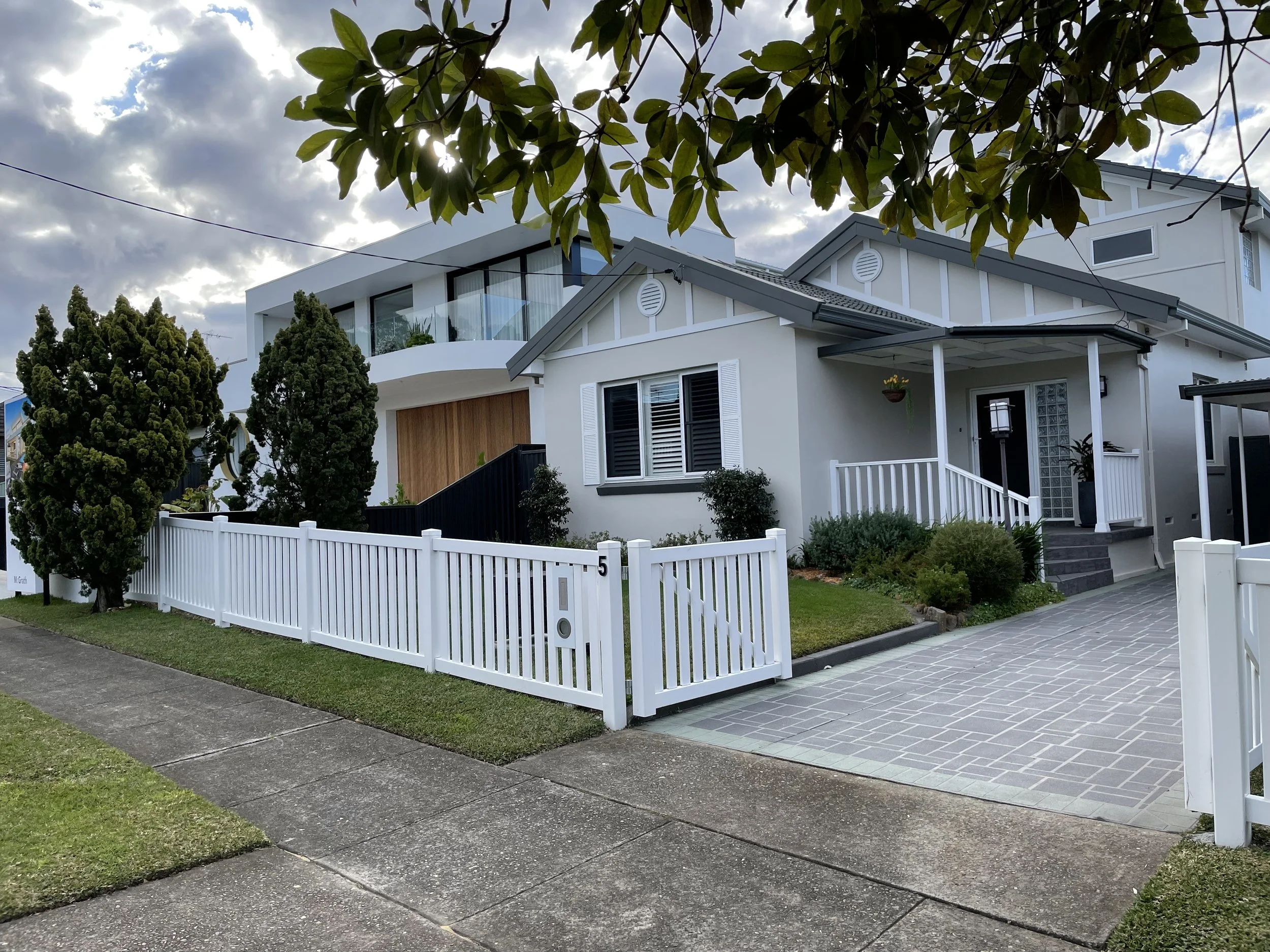 pvc-white-hampton-fence-swing-gate.jpeg
