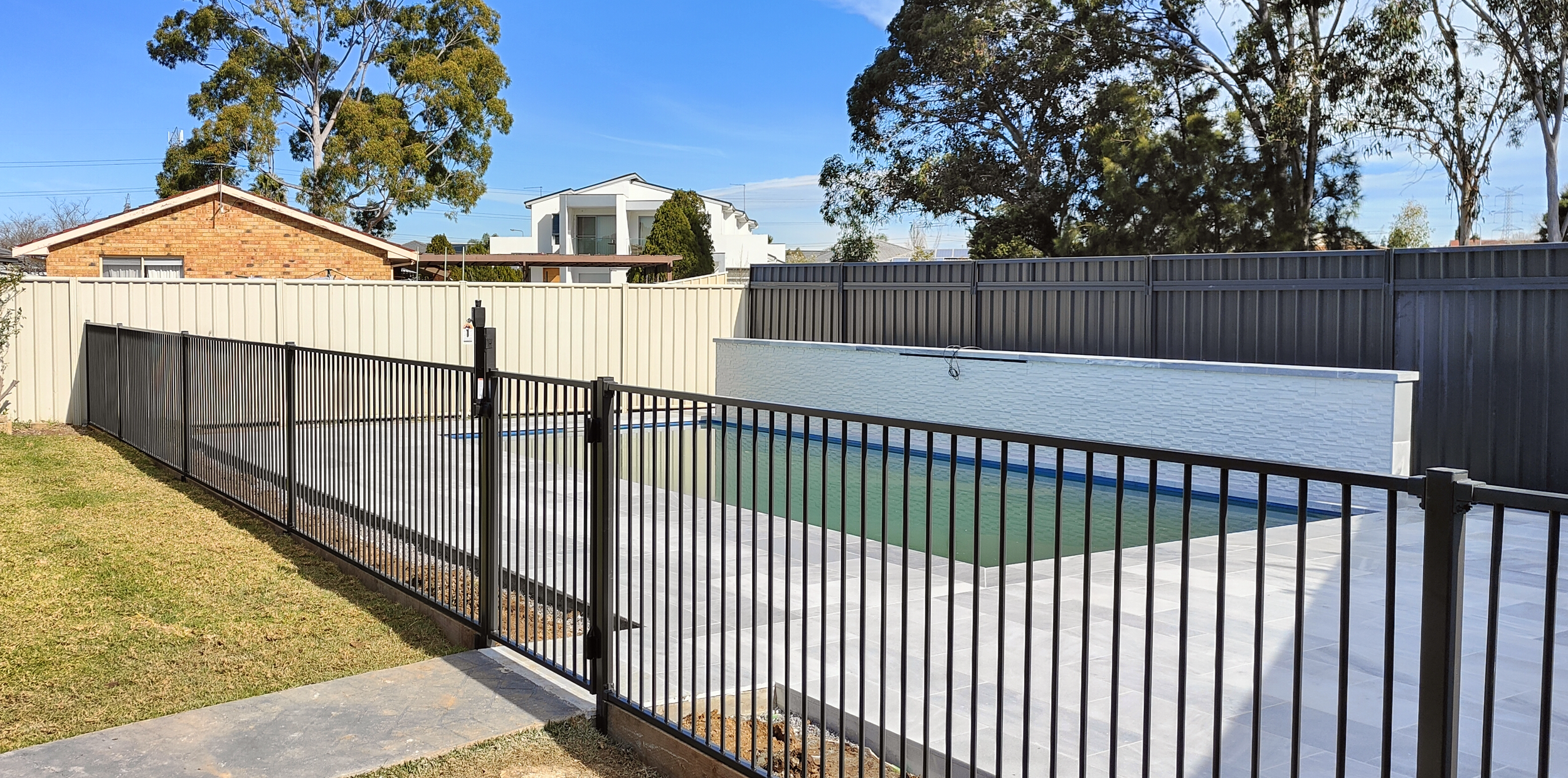 aluminium-flat-top-pool-fence.png