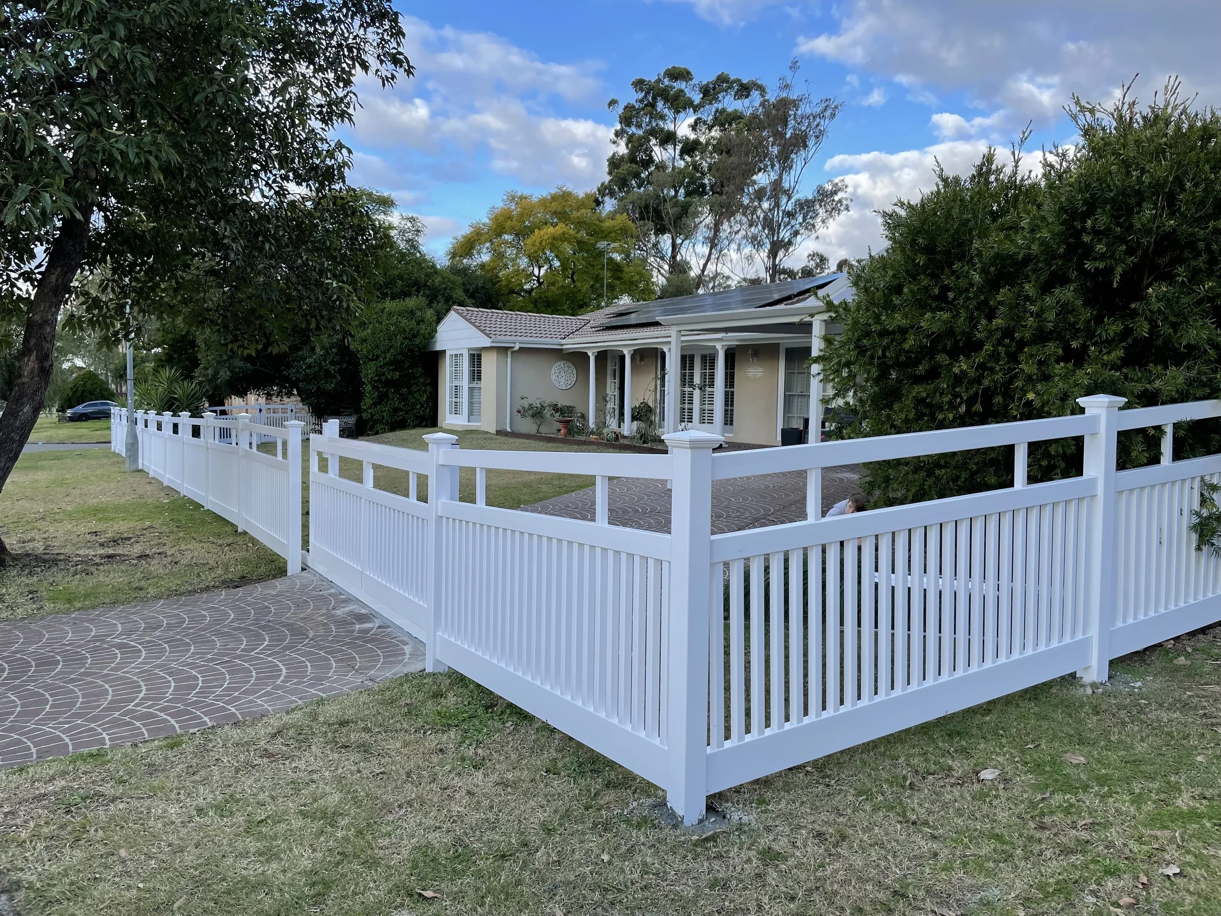 pvc-white-hampton-fence.jpeg