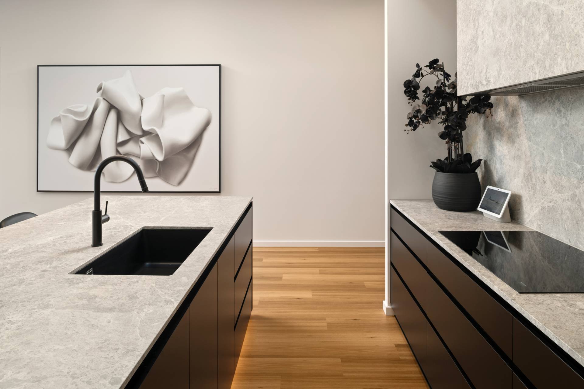 onyx-coolum-vantage-estate-kitchen-wall-art.jpg