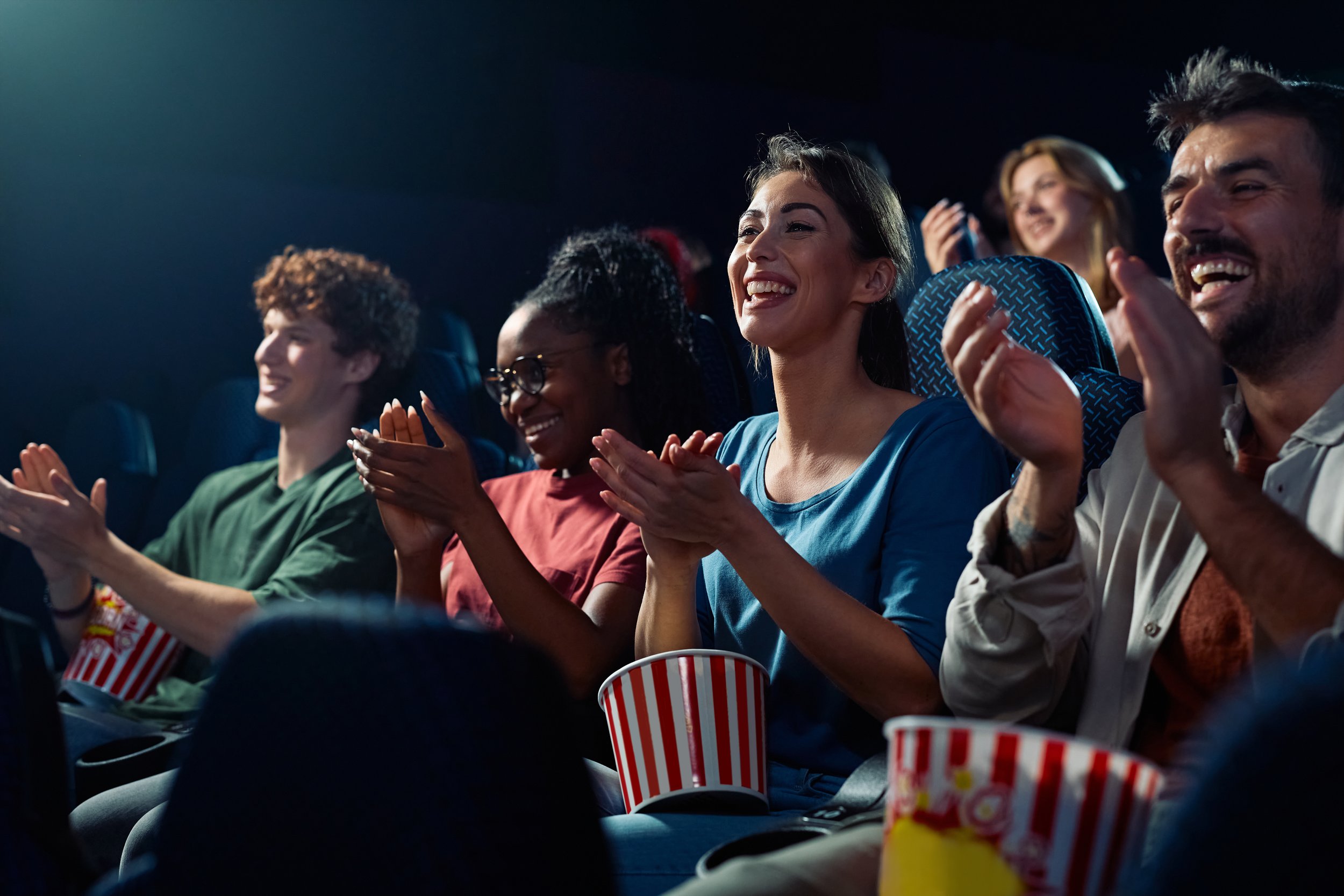 25 - happy-spectators-applauding-after-movie-projection-2026-01-06-10-26-50-utc.jpg