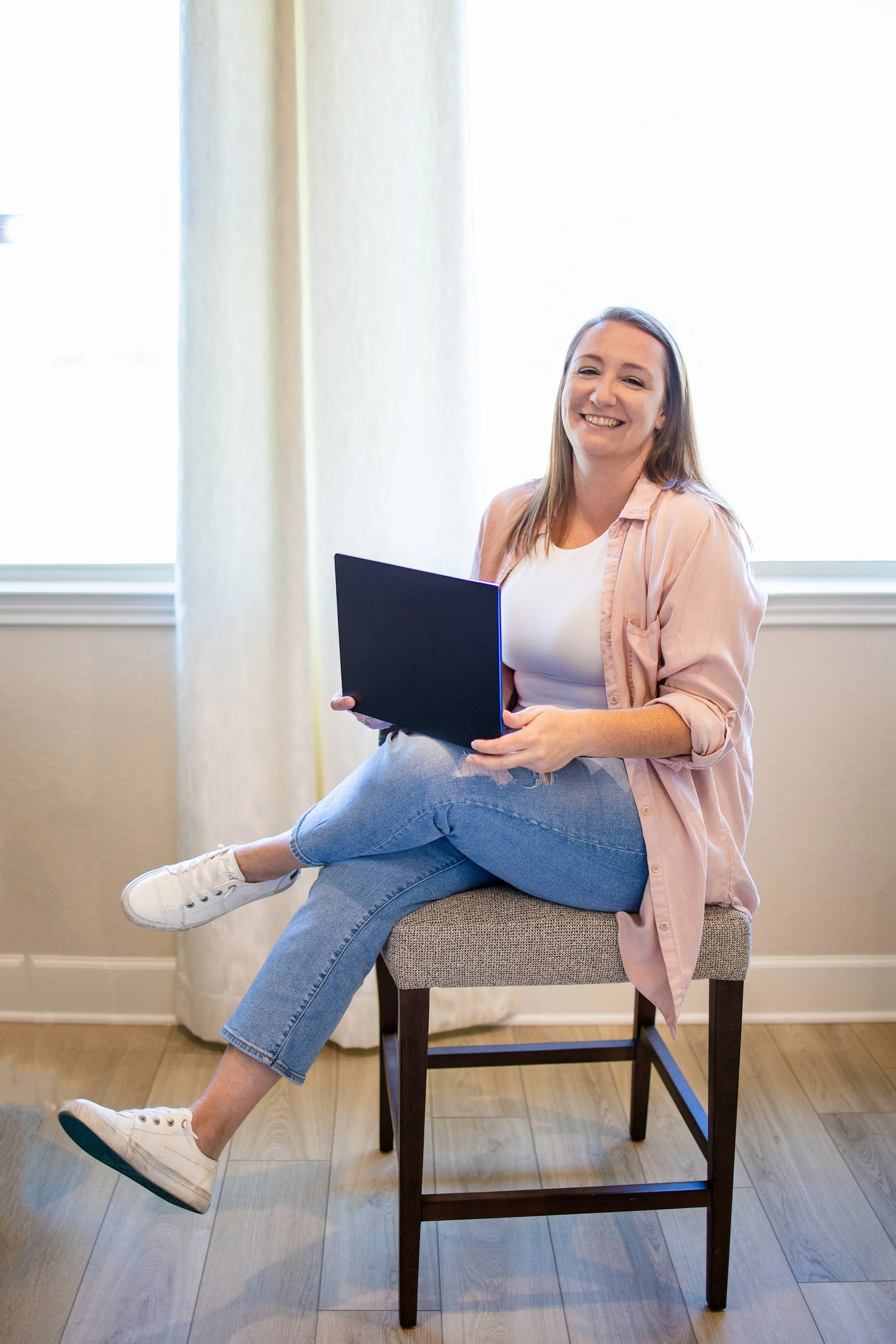 Leesha Woolery of Simply Supported Co, a virtual assistant agency for female business owners.