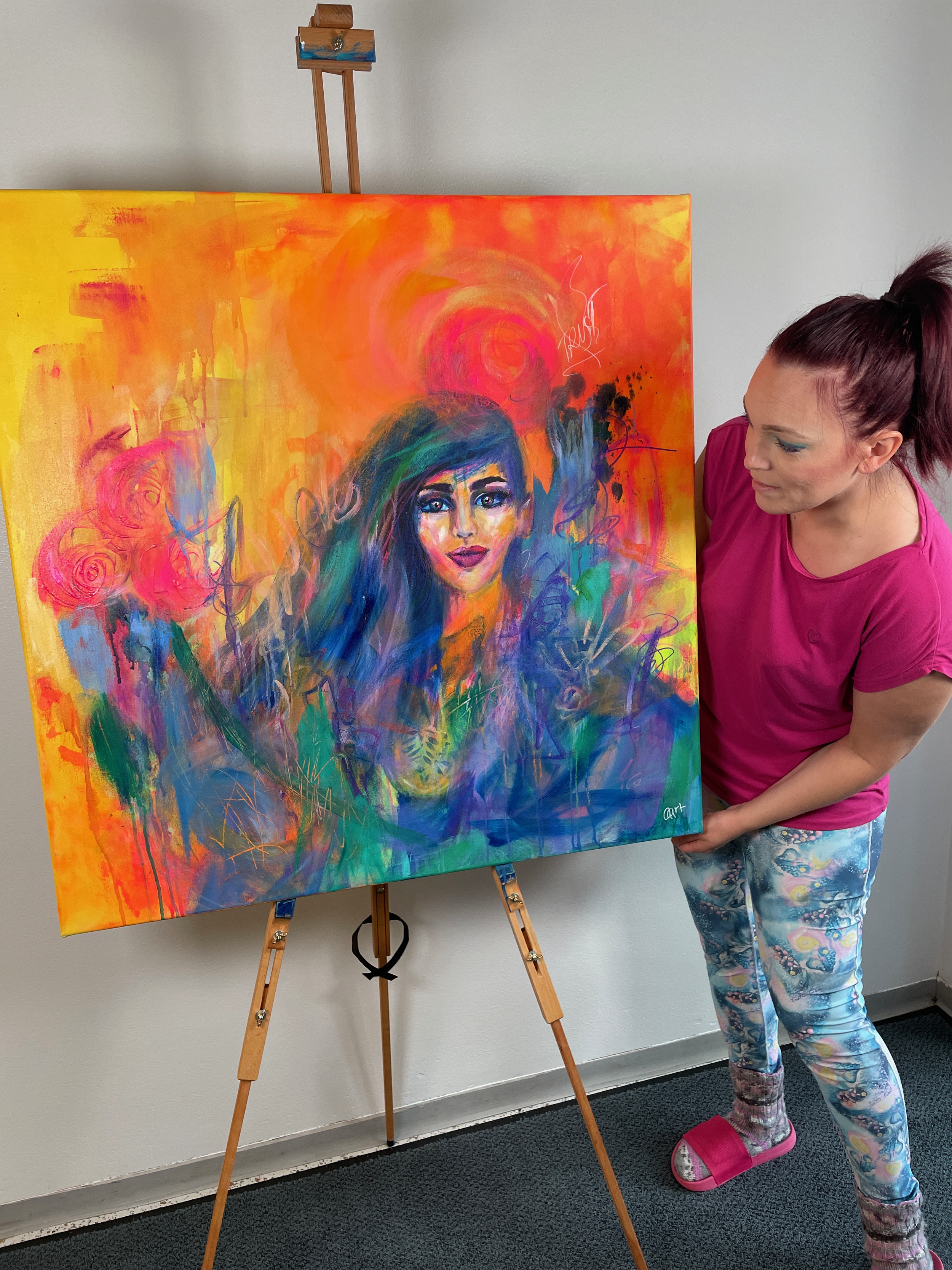 Minä taulun kanssa yhteiskuvassa.