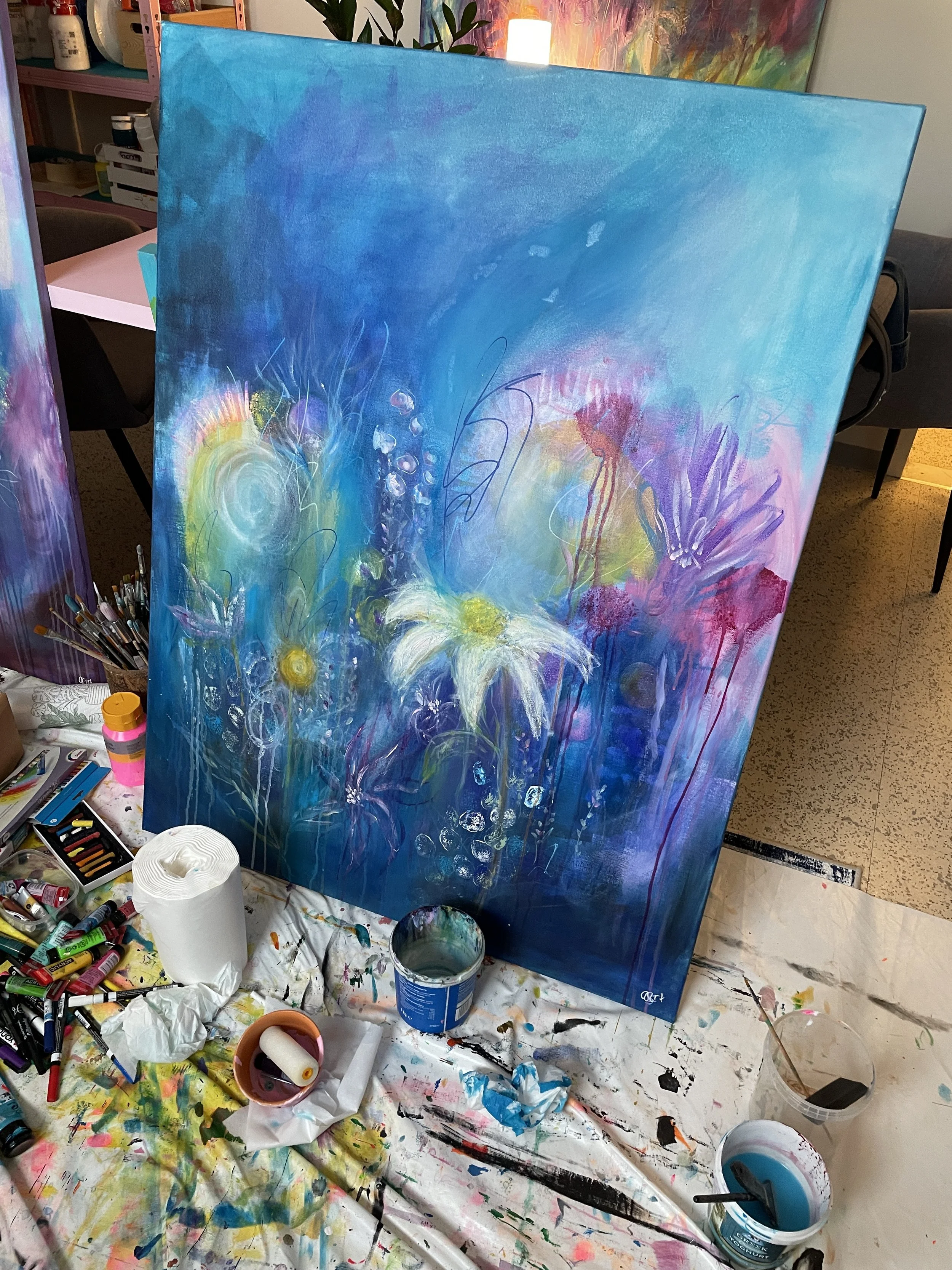 Pensselit ja maalit levällään :)