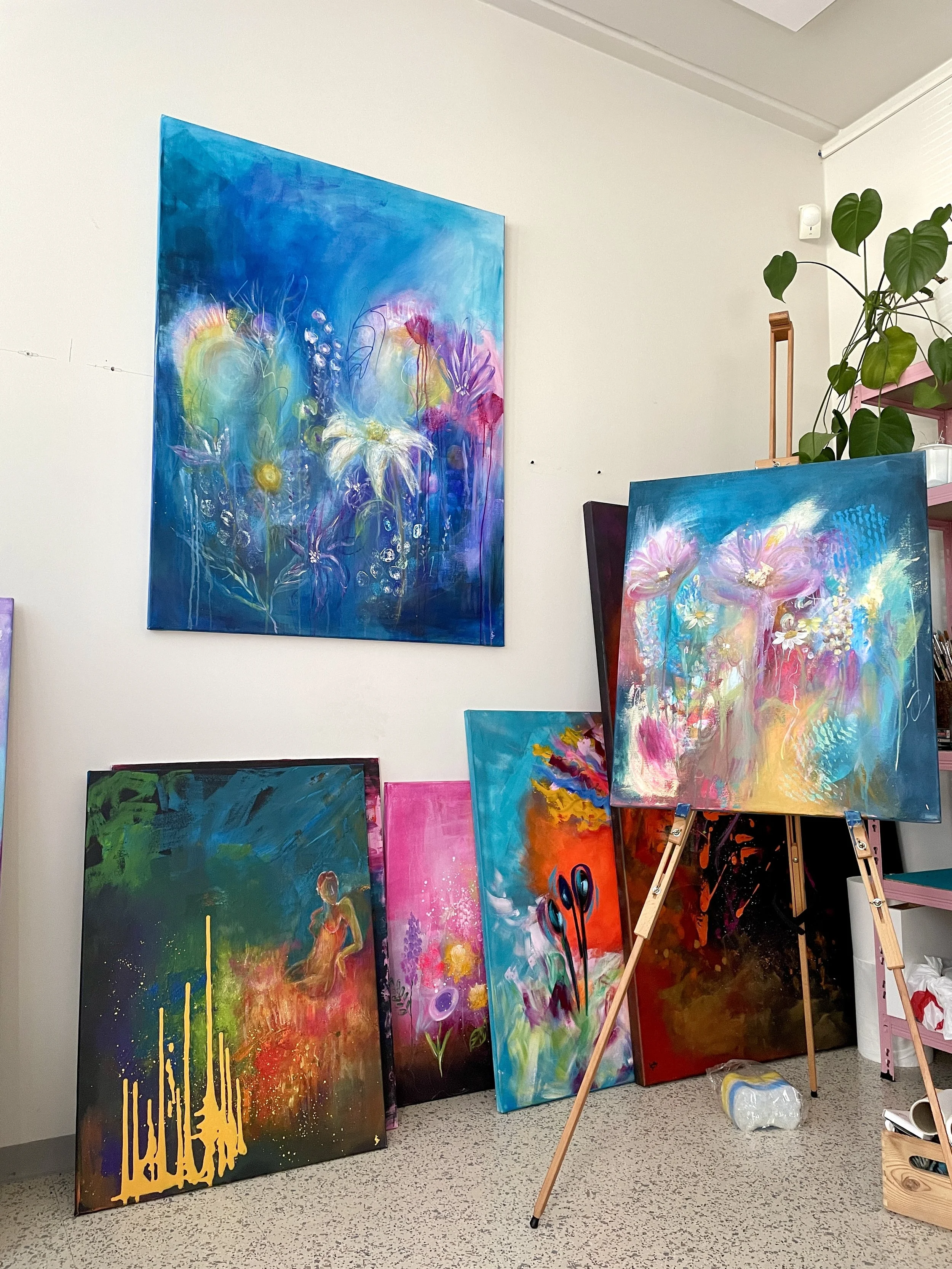 Seinällä muutaman muun taulun ympäröimänä.