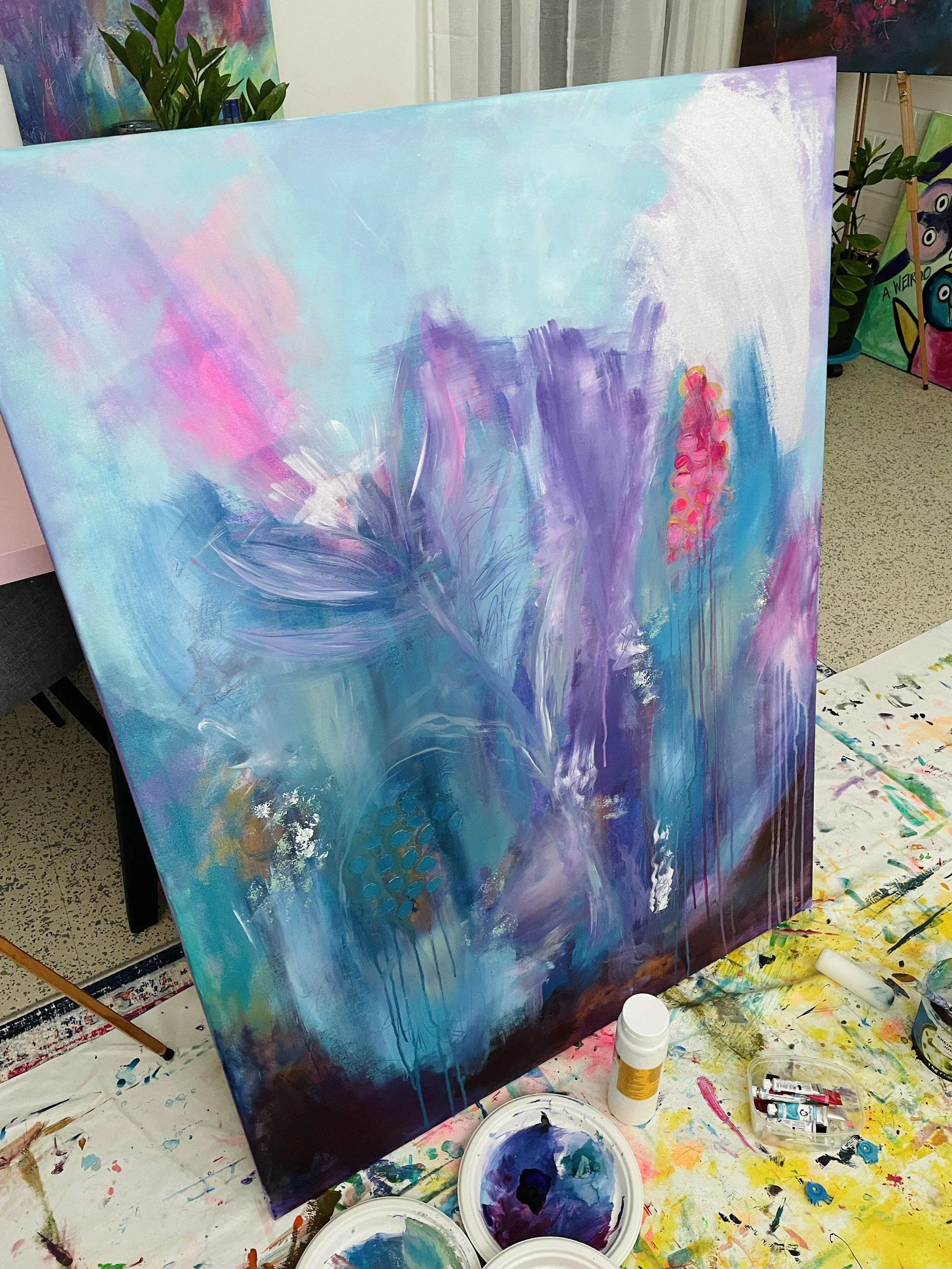 Maalaan oikeastaan aina lattialla. Taulu nojaa pöytää vasten.