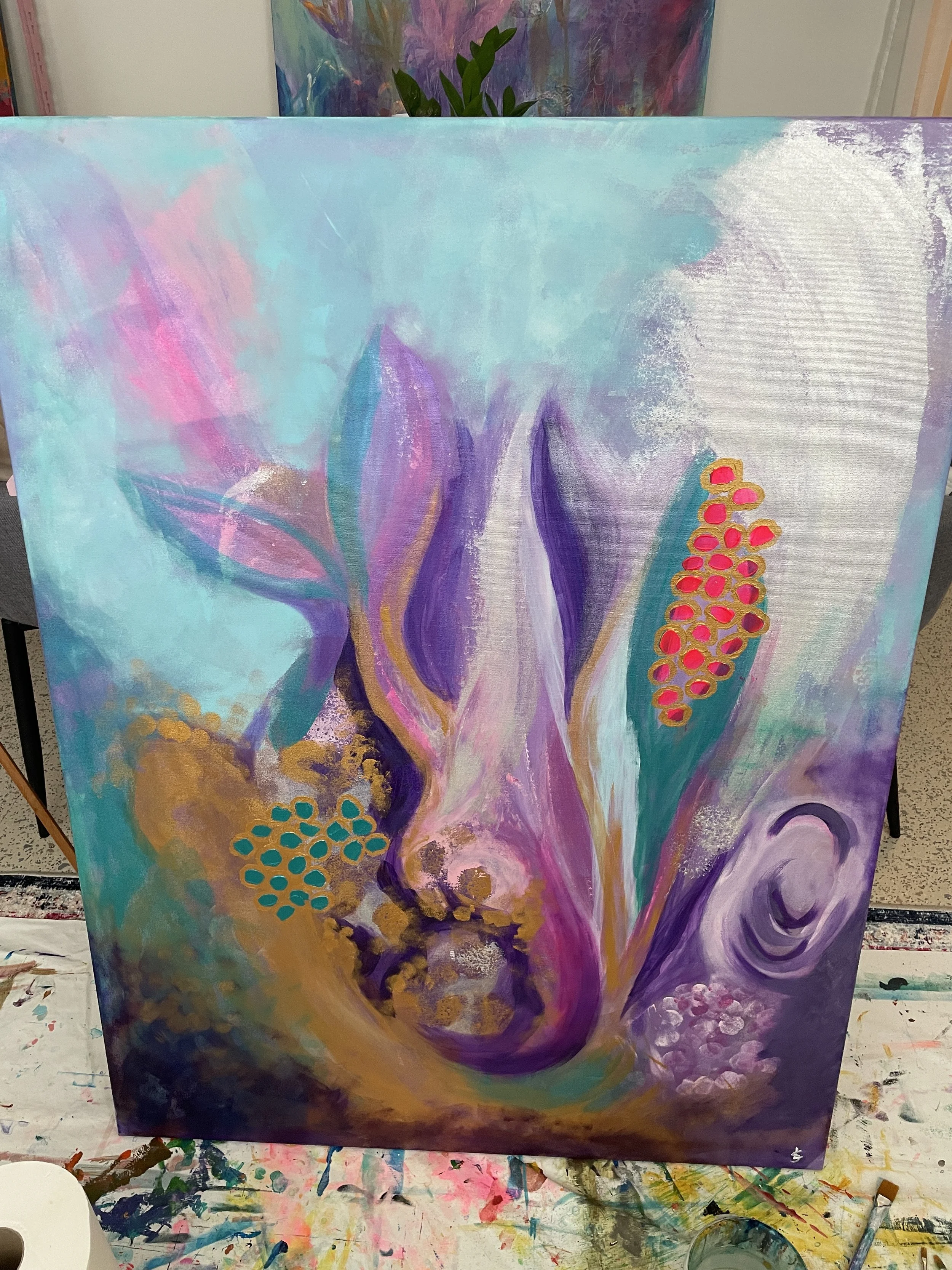 Taulu oli aiemmin myynnissä tuon näköisenä kun kuvassa, mutta se lähti muuntumaan. Signeerauskin oli ensimmäisessä vaiheessa LuovaSielu (LS) taiteilijanimellä. Taulu on siis elänyt ensimmäisen elämänsä ja jatkanut seuraavaan vaiheeseensa ja sen myötä