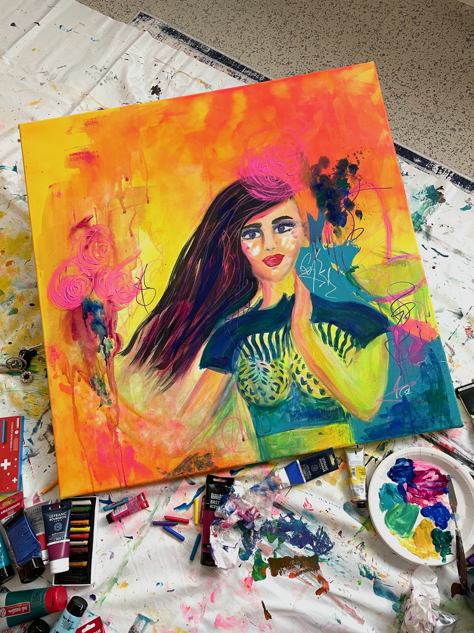 Teos alkoi elämään.