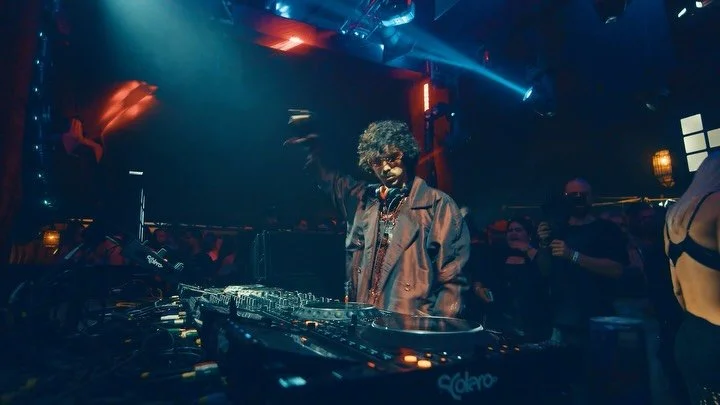 Essa apresenta&ccedil;&atilde;o no @surreal.park durante o @housemagfestival foi uma verdadeira sess&atilde;o de musicoterapia. Corre assistir agora no yt ❤️&zwj;🔥

This performance at @surreal.park during the @housemagfestival was pure music therap