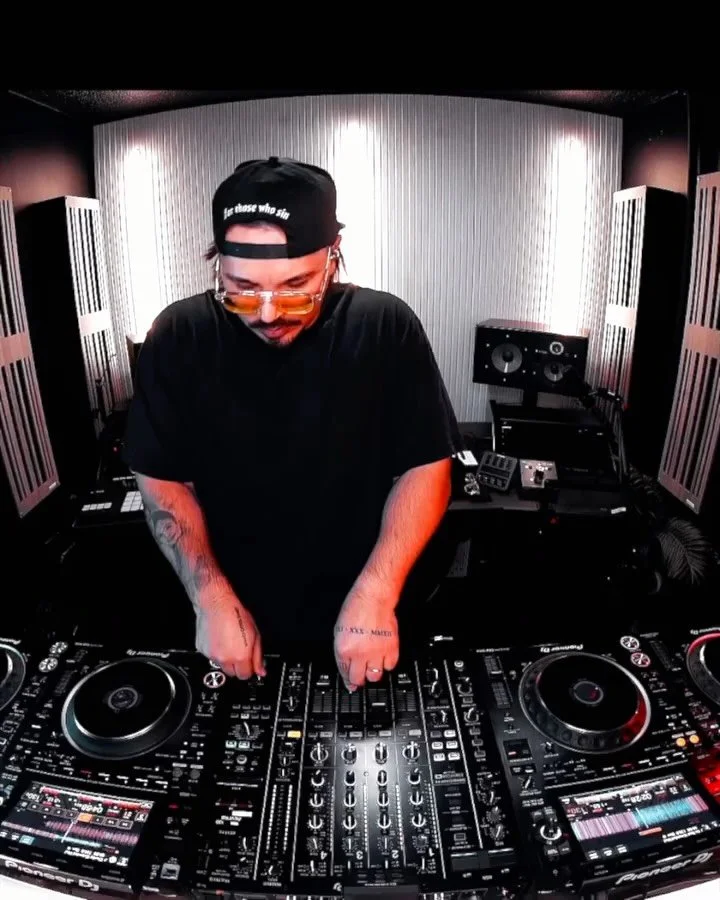 Big thanks to R3WIRE and CID for the support on Da Beat.
When artists like these back a track, it hits even harder on the dancefloor.

Da Beat - out now on Dirtybird Records 🥚 @dirtybirdrecords