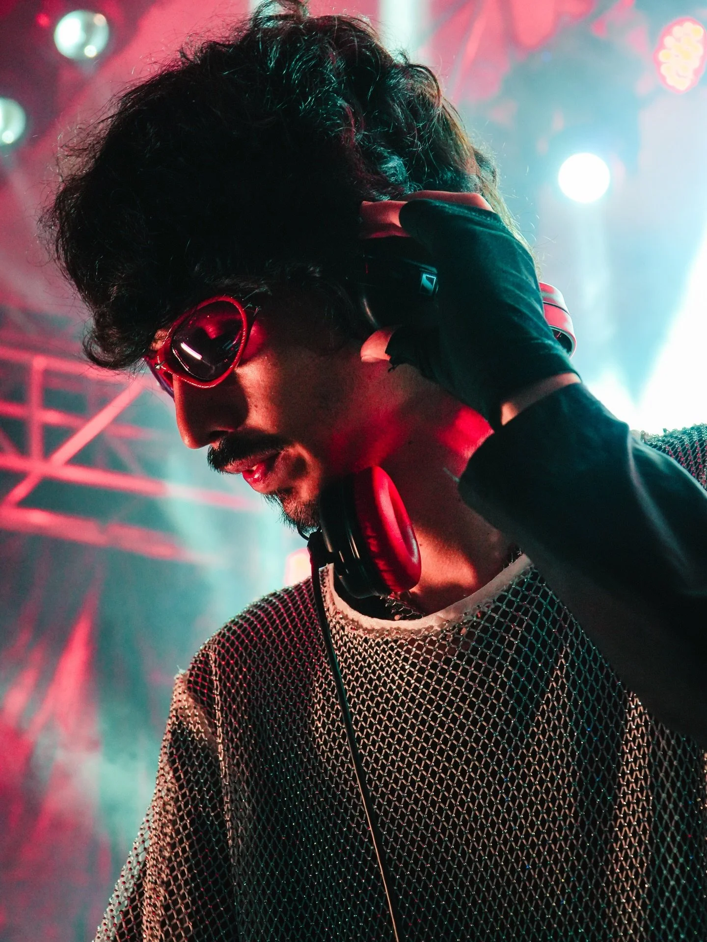 Amanh&atilde;, &agrave; meia-noite, minha track &ldquo;Frequencies&rdquo; pela @lowceilingmusic estar&aacute; dispon&iacute;vel em todas as plataformas. Mtos de vcs tem me falado que essa &eacute; a minha m&uacute;sica mais aguardada e mais fod@ dos 